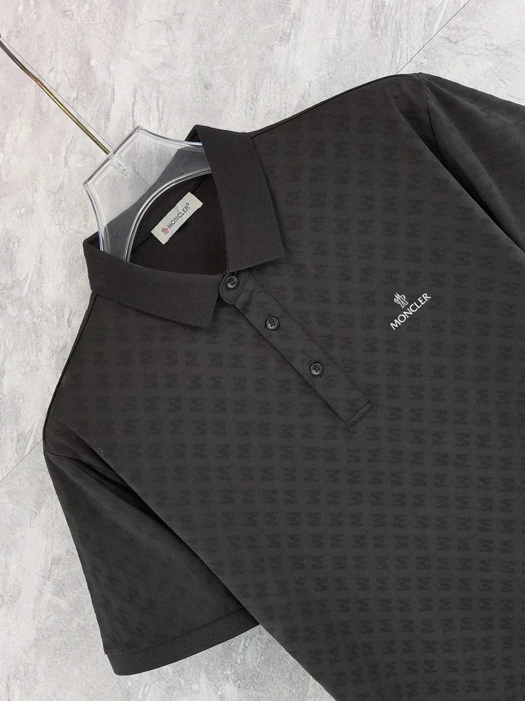 P210 High-end quality Moncler masked 25 spring and summer full jacquard lapel short sleeves. This short sleeve is made of Tencel➕cotton fabric, with double jacquard all over. It is carefully made and the upper body is refreshing! Update your casual look. Exquisite tailoring, complete with three-label accessories. Really heavy-duty. It is a fashionable item. The front is decorated with the brand LOGO. It is genuine YB custom fabric. It will never be faked. This piece looks really good when worn! Looks great with any combination! No gender distinction, same style for men and women Color: Black White Size: M L XL XXL XXXL
