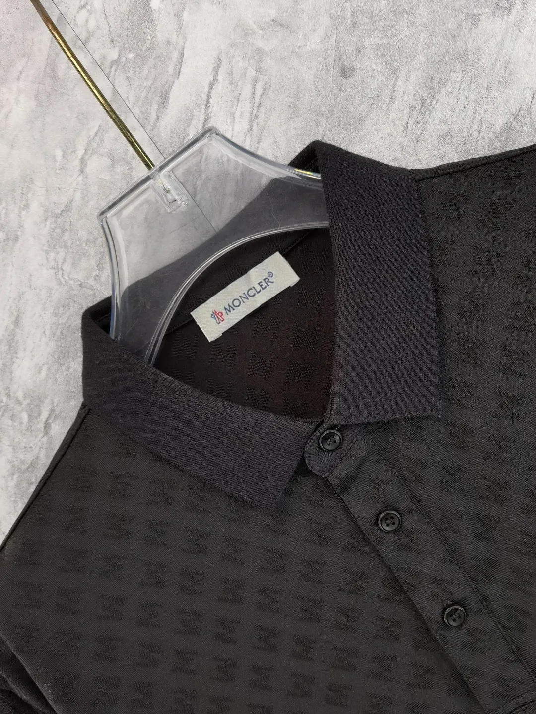 P210 High-end quality Moncler masked 25 spring and summer full jacquard lapel short sleeves. This short sleeve is made of Tencel➕cotton fabric, with double jacquard all over. It is carefully made and the upper body is refreshing! Update your casual look. Exquisite tailoring, complete with three-label accessories. Really heavy-duty. It is a fashionable item. The front is decorated with the brand LOGO. It is genuine YB custom fabric. It will never be faked. This piece looks really good when worn! Looks great with any combination! No gender distinction, same style for men and women Color: Black White Size: M L XL XXL XXXL