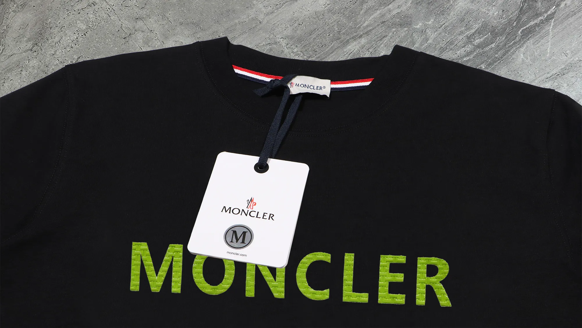 P140 💰Upgraded version "Mobile phone smart sensor ~ NFC chip armband ~ direct access to the official website for anti-counterfeiting" "Moncler ~ Mouth Mouth" 2025 new high-quality round neck short-sleeved T-shirt. The cuffs have imported embroidered labels. Customized dyeing, very comfortable to touch. Super versatile and good-looking short-sleeved. Complete with three labels. Non-market ordinary version. Feel free to compare. Quality is absolutely guaranteed! ‼ First of all, this original fabric is all custom-woven with 32-count double yarn fabric, 250G, and the weight is the same‼ Fine workmanship, double waistcoat method, double waistcoat method, double waistcoat method makes the whole dress more three-dimensional, which is not a craft that ordinary T-shirts can achieve🤪 Size: S-M-L-XL-2XL Color: black, white, apricot, same style for men and women