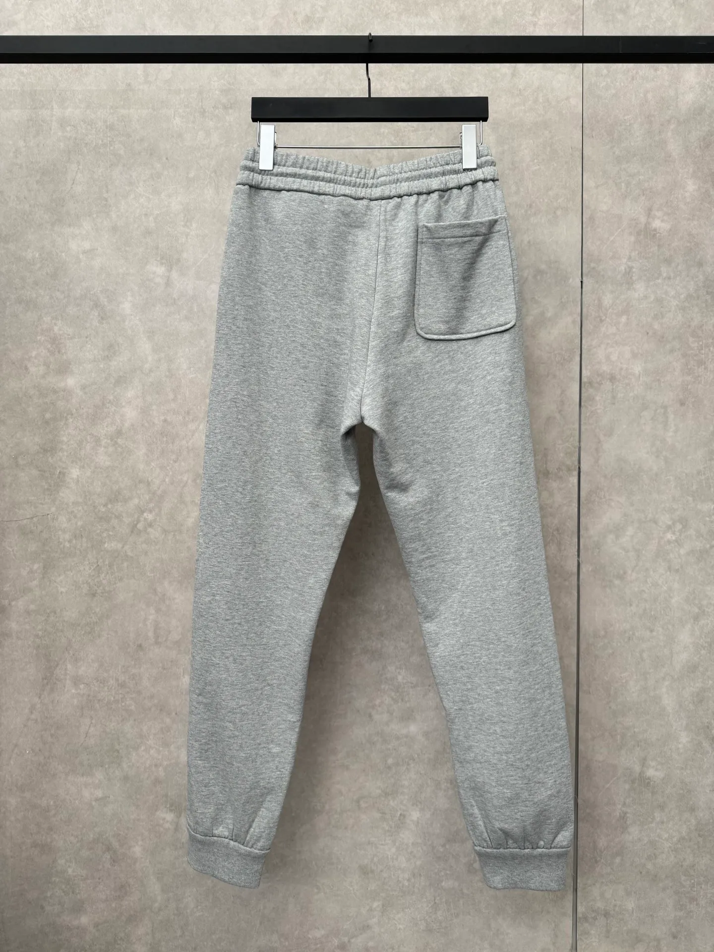 P490 Moncler 25 new sports suit casual pants SIZE S/M/L/XL This sports suit is made of 100% cotton fabric. The top is hooded and has a drawstring. It is decorated with mon's exclusive logo on the front chest. It has two large pockets and the pants have an elastic waist design. The whole set has a great matching effect. The upper body is very comfortable. It is great for sports and leisure. It is the same style for men and women. Highly recommended! Color: gray white
