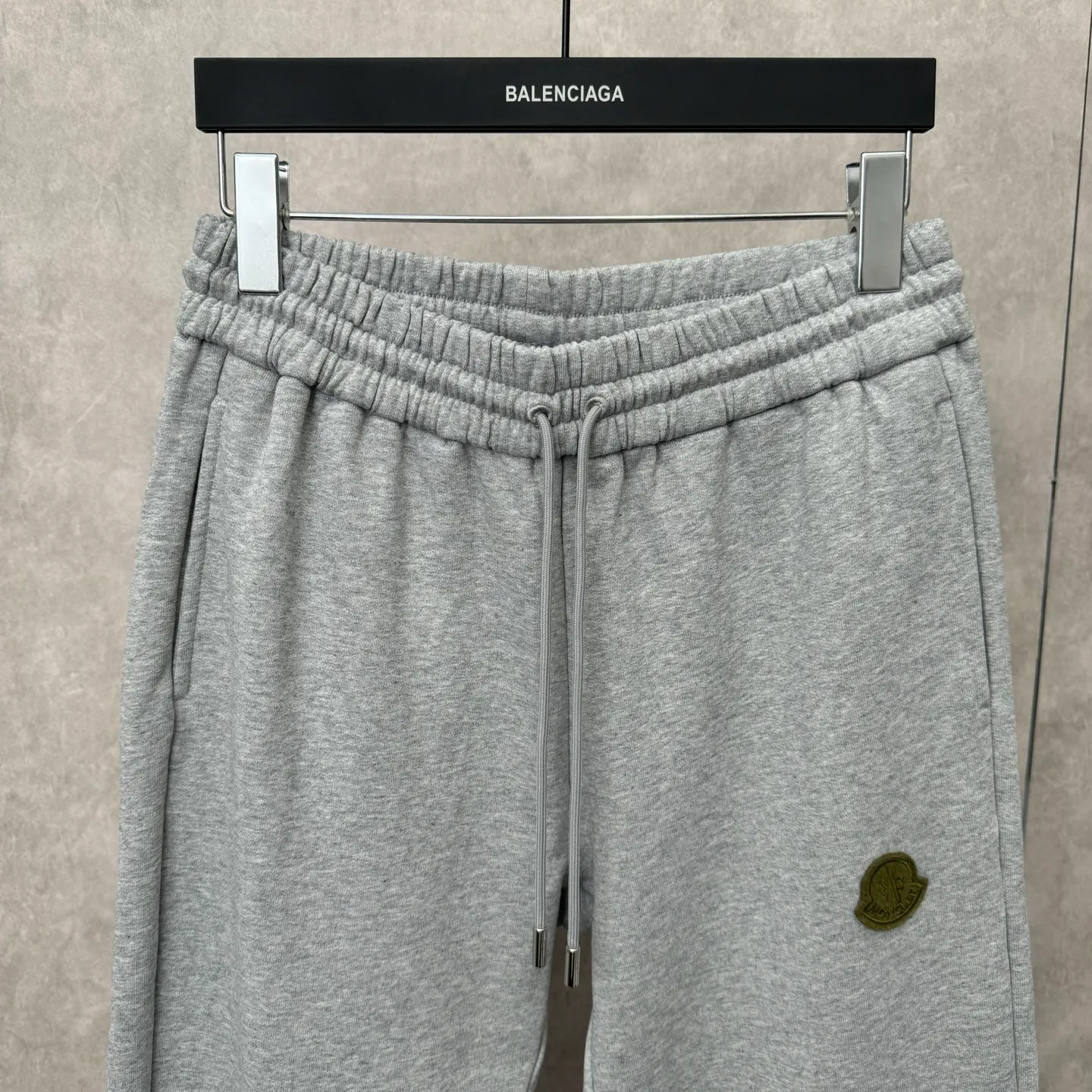 P490 Moncler 25 new sports suit casual pants SIZE S/M/L/XL This sports suit is made of 100% cotton fabric. The top is hooded and has a drawstring. It is decorated with mon's exclusive logo on the front chest. It has two large pockets and the pants have an elastic waist design. The whole set has a great matching effect. The upper body is very comfortable. It is great for sports and leisure. It is the same style for men and women. Highly recommended! Color: gray white