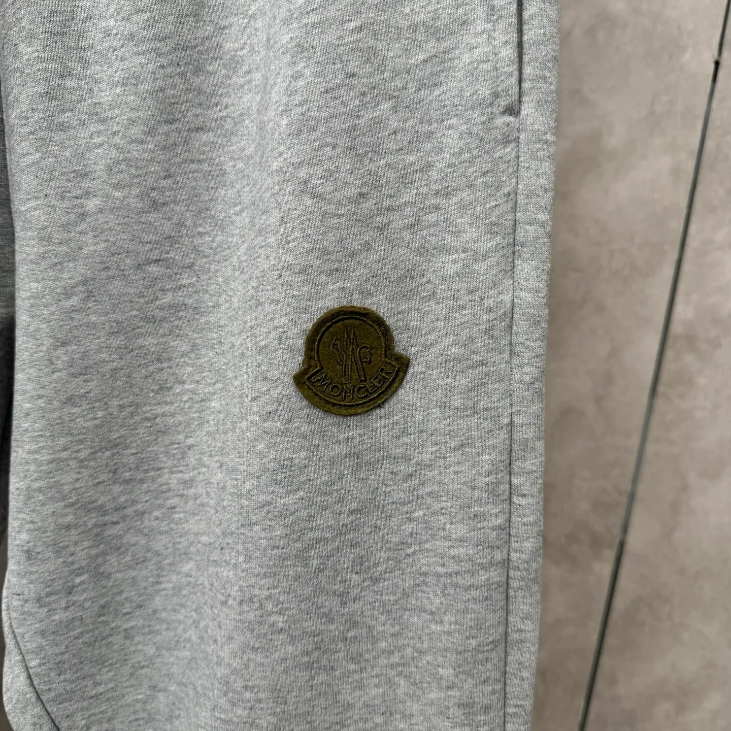 P490 Moncler 25 new sports suit casual pants SIZE S/M/L/XL This sports suit is made of 100% cotton fabric. The top is hooded and has a drawstring. It is decorated with mon's exclusive logo on the front chest. It has two large pockets and the pants have an elastic waist design. The whole set has a great matching effect. The upper body is very comfortable. It is great for sports and leisure. It is the same style for men and women. Highly recommended! Color: gray white
