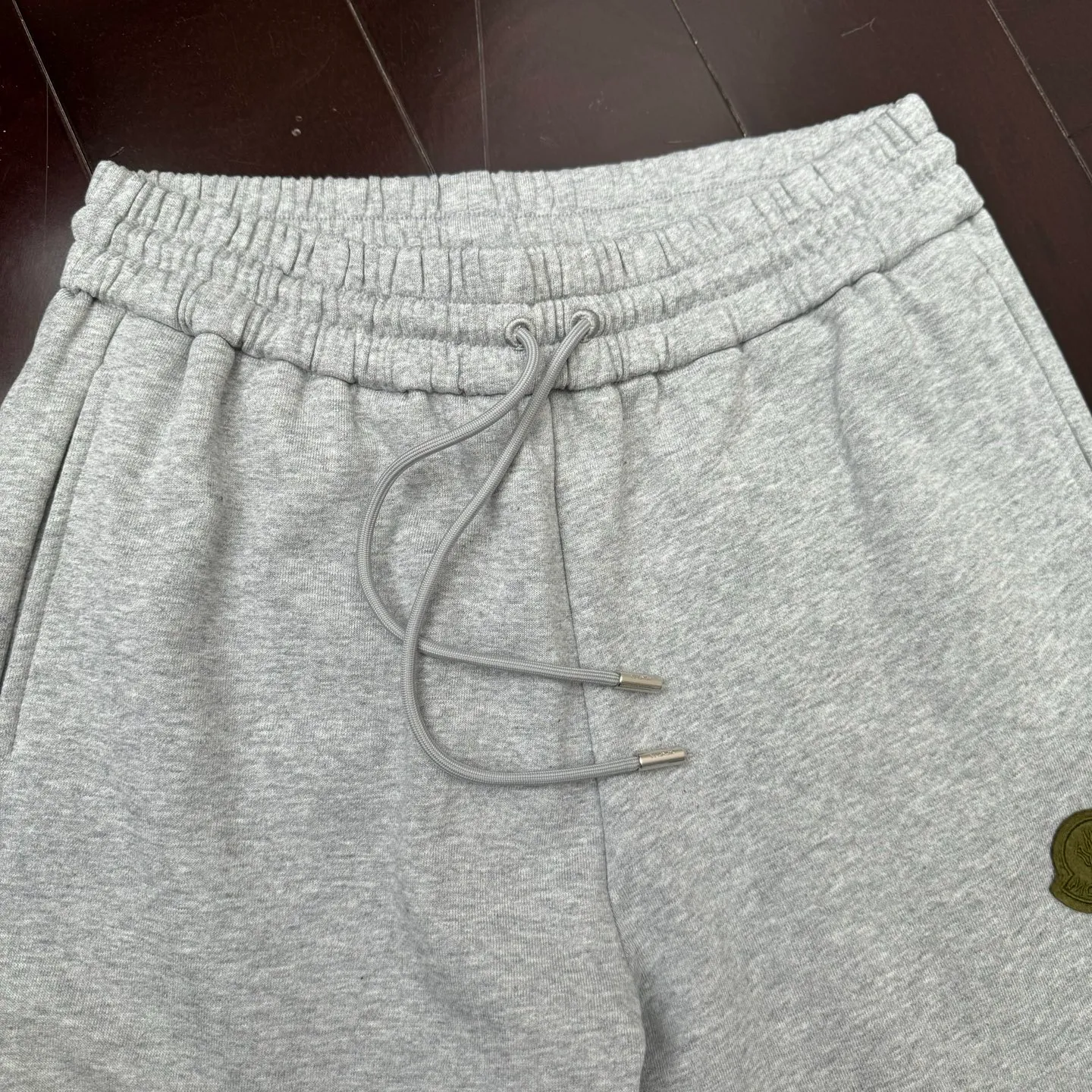 P490 Moncler 25 new sports suit casual pants SIZE S/M/L/XL This sports suit is made of 100% cotton fabric. The top is hooded and has a drawstring. It is decorated with mon's exclusive logo on the front chest. It has two large pockets and the pants have an elastic waist design. The whole set has a great matching effect. The upper body is very comfortable. It is great for sports and leisure. It is the same style for men and women. Highly recommended! Color: gray white