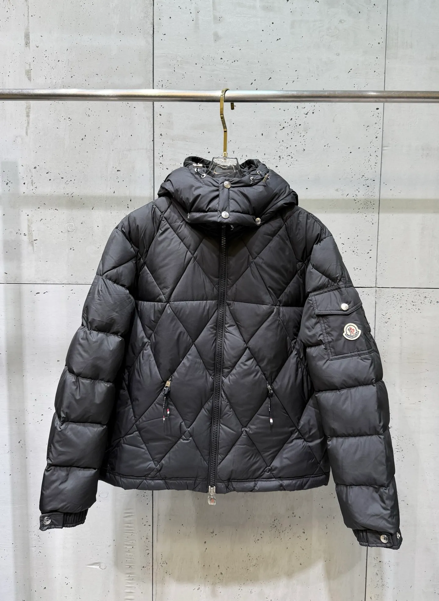 P900 Premium Down ⬆️Moncler Averole Short Men's Diamond Check Down Jacket. Premium goose down filling. Original matching hardware. The Averole Men's Short Down Jacket has an eye-catching stitching pattern, integrating diamond quilted yoke and long square quilted body.  The Averole Men's Short Down Jacket features an eye-catching stitching pattern, diamond-quilted yoke and long checkered quilting throughout. Made from stretch nylon and features a removable hood, pockets and two-way zip fly. Details •Made from stretch nylon fabric •Stretch nylon lining •Down filling •Detachable and adjustable hood with press studs and drawstring •Diamond quilted yoke •Zip closure •Zip pockets •Adjustable cuffs with press studs •Fleece felt logo Size: 1-5 Black White