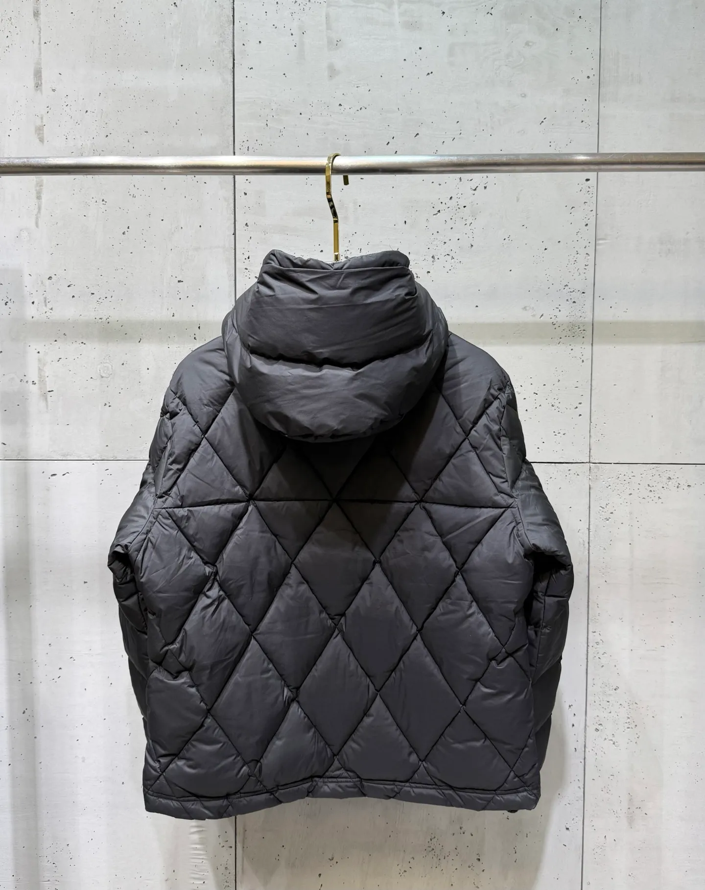 P900 Premium Down ⬆️Moncler Averole Short Men's Diamond Check Down Jacket. Premium goose down filling. Original matching hardware. The Averole Men's Short Down Jacket has an eye-catching stitching pattern, integrating diamond quilted yoke and long square quilted body.  The Averole Men's Short Down Jacket features an eye-catching stitching pattern, diamond-quilted yoke and long checkered quilting throughout. Made from stretch nylon and features a removable hood, pockets and two-way zip fly. Details •Made from stretch nylon fabric •Stretch nylon lining •Down filling •Detachable and adjustable hood with press studs and drawstring •Diamond quilted yoke •Zip closure •Zip pockets •Adjustable cuffs with press studs •Fleece felt logo Size: 1-5 Black White
