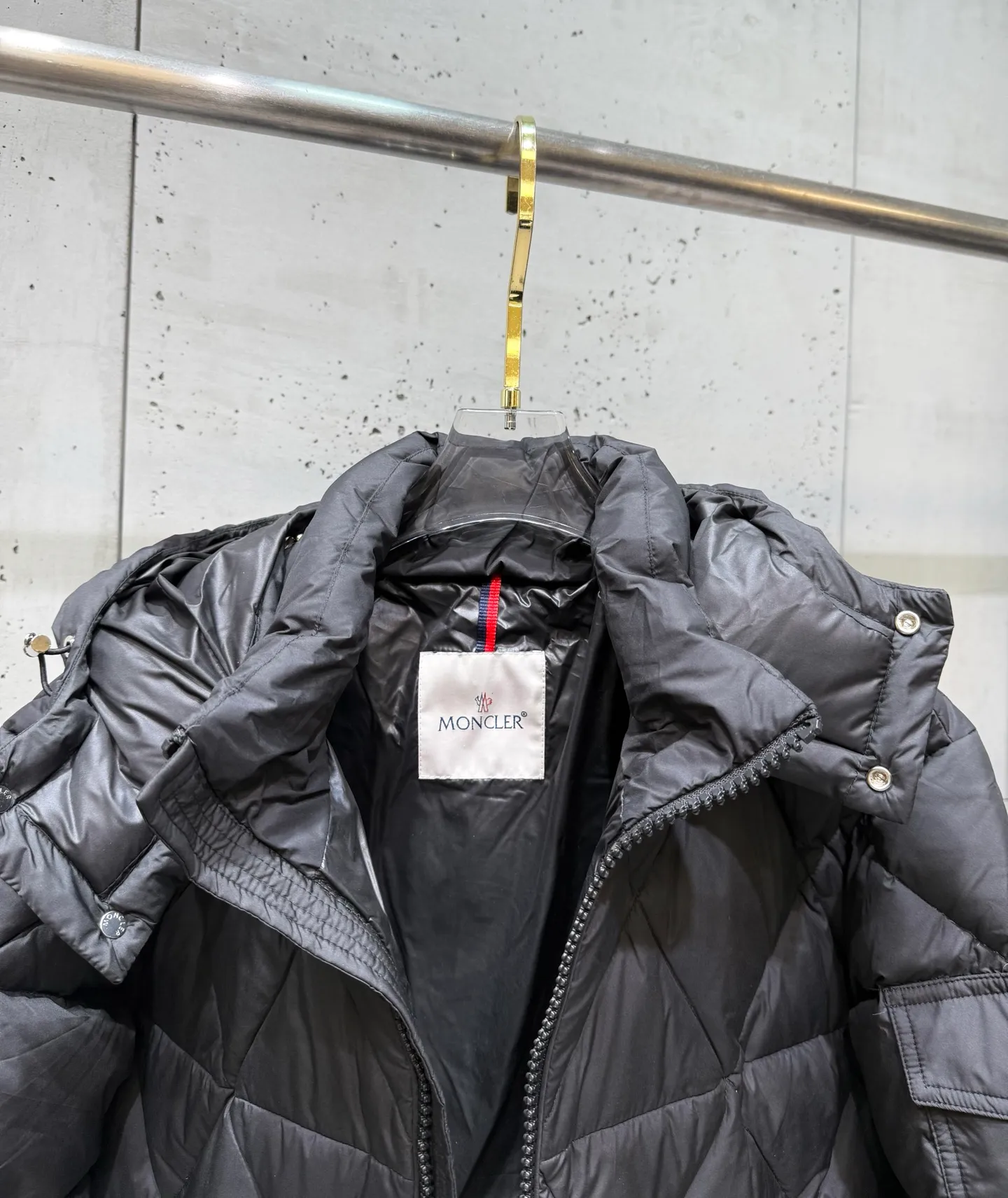 P900 Premium Down ⬆️Moncler Averole Short Men's Diamond Check Down Jacket. Premium goose down filling. Original matching hardware. The Averole Men's Short Down Jacket has an eye-catching stitching pattern, integrating diamond quilted yoke and long square quilted body.  The Averole Men's Short Down Jacket features an eye-catching stitching pattern, diamond-quilted yoke and long checkered quilting throughout. Made from stretch nylon and features a removable hood, pockets and two-way zip fly. Details •Made from stretch nylon fabric •Stretch nylon lining •Down filling •Detachable and adjustable hood with press studs and drawstring •Diamond quilted yoke •Zip closure •Zip pockets •Adjustable cuffs with press studs •Fleece felt logo Size: 1-5 Black White