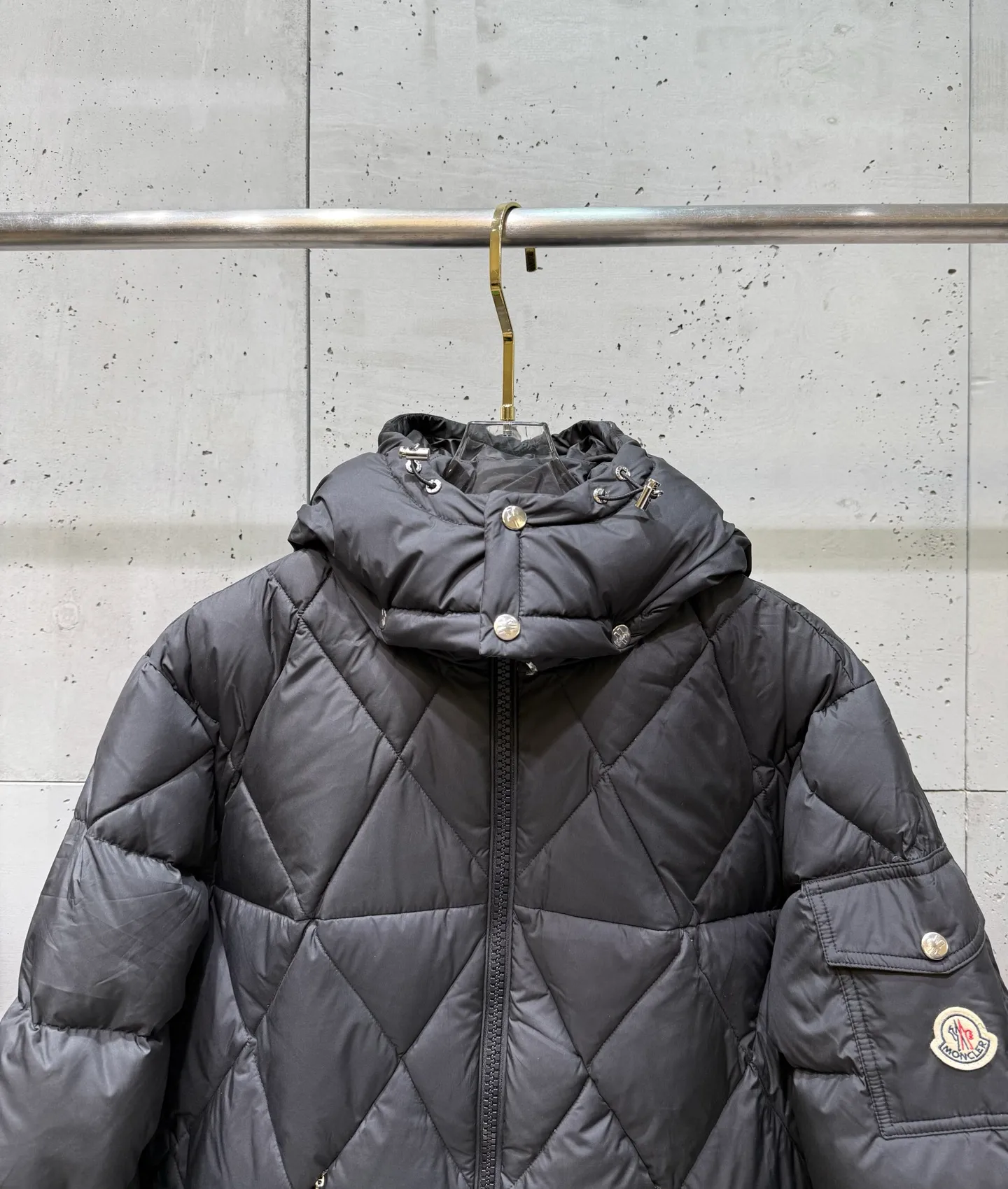 P900 Premium Down ⬆️Moncler Averole Short Men's Diamond Check Down Jacket. Premium goose down filling. Original matching hardware. The Averole Men's Short Down Jacket has an eye-catching stitching pattern, integrating diamond quilted yoke and long square quilted body.  The Averole Men's Short Down Jacket features an eye-catching stitching pattern, diamond-quilted yoke and long checkered quilting throughout. Made from stretch nylon and features a removable hood, pockets and two-way zip fly. Details •Made from stretch nylon fabric •Stretch nylon lining •Down filling •Detachable and adjustable hood with press studs and drawstring •Diamond quilted yoke •Zip closure •Zip pockets •Adjustable cuffs with press studs •Fleece felt logo Size: 1-5 Black White