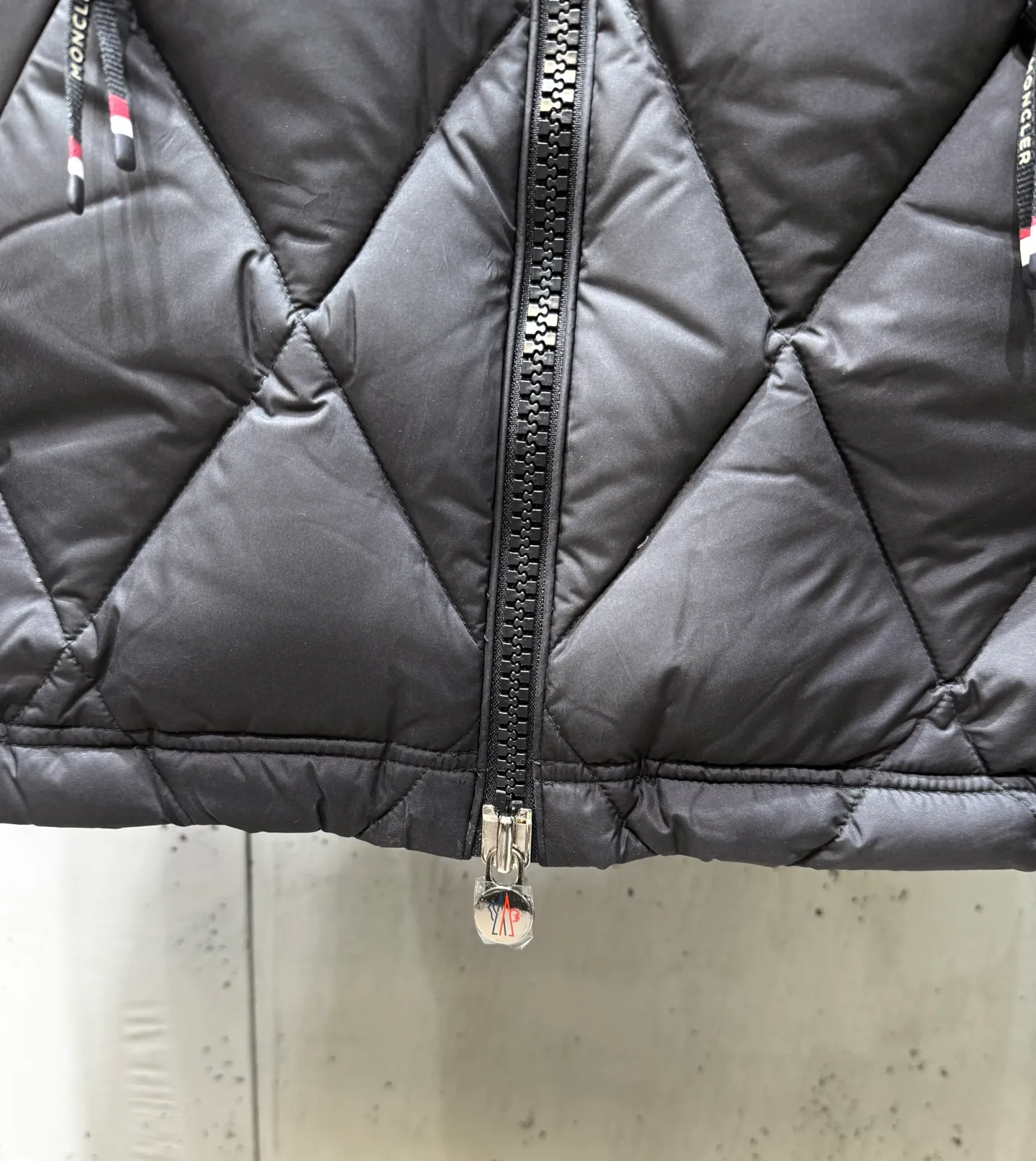 P900 Premium Down ⬆️Moncler Averole Short Men's Diamond Check Down Jacket. Premium goose down filling. Original matching hardware. The Averole Men's Short Down Jacket has an eye-catching stitching pattern, integrating diamond quilted yoke and long square quilted body.  The Averole Men's Short Down Jacket features an eye-catching stitching pattern, diamond-quilted yoke and long checkered quilting throughout. Made from stretch nylon and features a removable hood, pockets and two-way zip fly. Details •Made from stretch nylon fabric •Stretch nylon lining •Down filling •Detachable and adjustable hood with press studs and drawstring •Diamond quilted yoke •Zip closure •Zip pockets •Adjustable cuffs with press studs •Fleece felt logo Size: 1-5 Black White