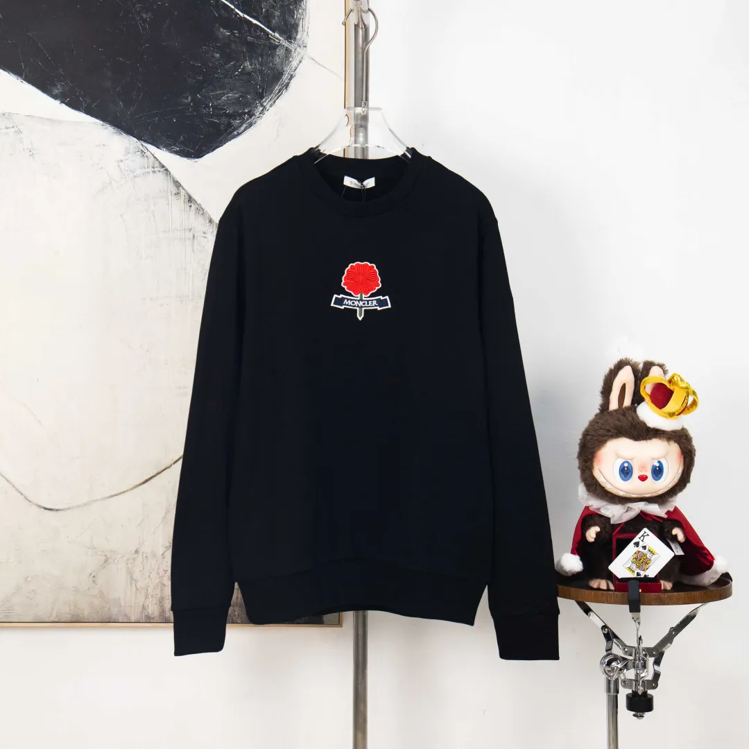 P400 zp version [Exclusive supply] MONCLER embroidered flower logo sweatshirt Fabric: Made of 380g double-ply cotton terry. Fabric: Thread with 1*1 double yarn thread. Matching dyeing in the same vat. Technology: The embroidery adopts 3D three-dimensional embroidery technology, and the original computer scan and print is restored 1:1. There is a brand logo icon in the middle of the flower, as well as MONCLER embroidery. This cotton-blend sweatshirt is inspired by Grenoble's coat of arms and features a floral logo patch. Pair with matching T-shirt and shorts for a casual ensemble. Round neck made of cotton and modal blended fleece fabric Embroidered flower logo patch Accessories: Customized 1:1 washed trademark Craftsmanship: Customized 1:1 embroidered armband Craftsmanship: Customized 1:1 flower embroidery Size: S M L XL Color: Black Number: XS10181