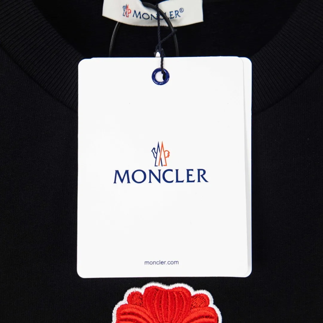 P400 zp version [Exclusive supply] MONCLER embroidered flower logo sweatshirt Fabric: Made of 380g double-ply cotton terry. Fabric: Thread with 1*1 double yarn thread. Matching dyeing in the same vat. Technology: The embroidery adopts 3D three-dimensional embroidery technology, and the original computer scan and print is restored 1:1. There is a brand logo icon in the middle of the flower, as well as MONCLER embroidery. This cotton-blend sweatshirt is inspired by Grenoble's coat of arms and features a floral logo patch. Pair with matching T-shirt and shorts for a casual ensemble. Round neck made of cotton and modal blended fleece fabric Embroidered flower logo patch Accessories: Customized 1:1 washed trademark Craftsmanship: Customized 1:1 embroidered armband Craftsmanship: Customized 1:1 flower embroidery Size: S M L XL Color: Black Number: XS10181