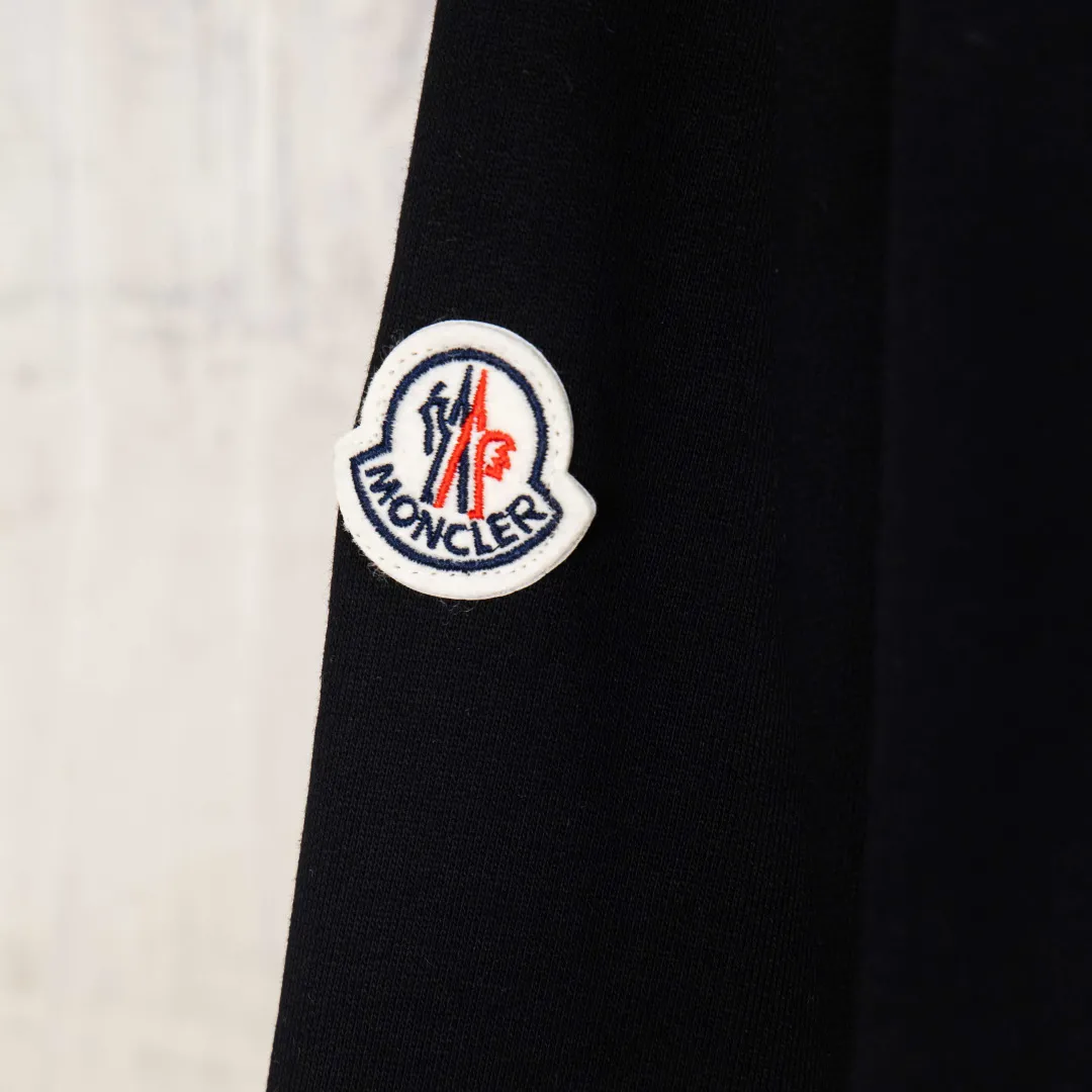 P400 zp version [Exclusive supply] MONCLER embroidered flower logo sweatshirt Fabric: Made of 380g double-ply cotton terry. Fabric: Thread with 1*1 double yarn thread. Matching dyeing in the same vat. Technology: The embroidery adopts 3D three-dimensional embroidery technology, and the original computer scan and print is restored 1:1. There is a brand logo icon in the middle of the flower, as well as MONCLER embroidery. This cotton-blend sweatshirt is inspired by Grenoble's coat of arms and features a floral logo patch. Pair with matching T-shirt and shorts for a casual ensemble. Round neck made of cotton and modal blended fleece fabric Embroidered flower logo patch Accessories: Customized 1:1 washed trademark Craftsmanship: Customized 1:1 embroidered armband Craftsmanship: Customized 1:1 flower embroidery Size: S M L XL Color: Black Number: XS10181