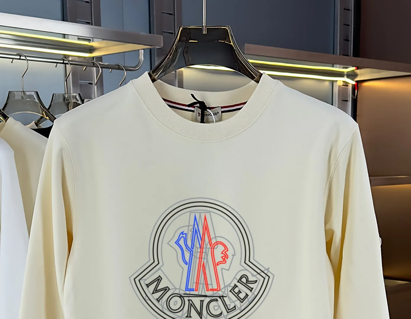 P210 high version sweatshirt) 📦With exclusive picture packaging📦 [Long-term ready stock] Upgraded version "Mobile phone smart sensor ~ NFC chip armband ~ Direct access to the official website anti-counterfeiting" 〖 𝐌𝐎𝐍𝐂𝐋𝐄𝐑 ~ Mouth covering〗 2025 new high quality, using 450g heavyweight fabric Different from the market currency, you can mix and match everything at will and you will be handsome😎The whole clothes is made of double waistcoats. The double waistcoats make the whole dress more three-dimensional. It is not an ordinary factory that can do such fine work. 2025 autumn and winter new style, on sale at the counter, exquisite printed round neck terry sweatshirt. High-end double-ply cotton. Customized stretch ribs are dyed in the same vat. Three standards are complete. It is matched with digital printing patterns and is very breathable. Same style for men and women. Color: black, white, apricot. Size: S M L XL 2XL