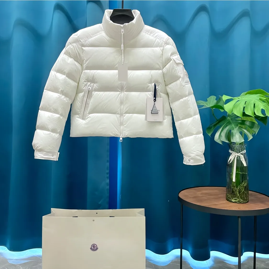 P860 Moncler➡️Ms. Maire Moncler 🦢Short velvet stand collar down jacket There are too many versions on the market, quality and price are proportional. ➖Authentic synchronous anti-counterfeiting chip sensor! ➖National standard white duck down, high version of the classic series, never false goose down and other series of misleading! ➖15D nylon fabric/lining is of the highest standard, never velvet! ➖The original Velcro is durable, and the accessories and hardware are all custom-made from the original factory, 100% restoring the replica quality! ➖The perfect combination of every link ensures the smoothness of every piece of clothing, the Rolls-Royce of down jackets! Size: 1 size, 2 size, 3 size, 4 size