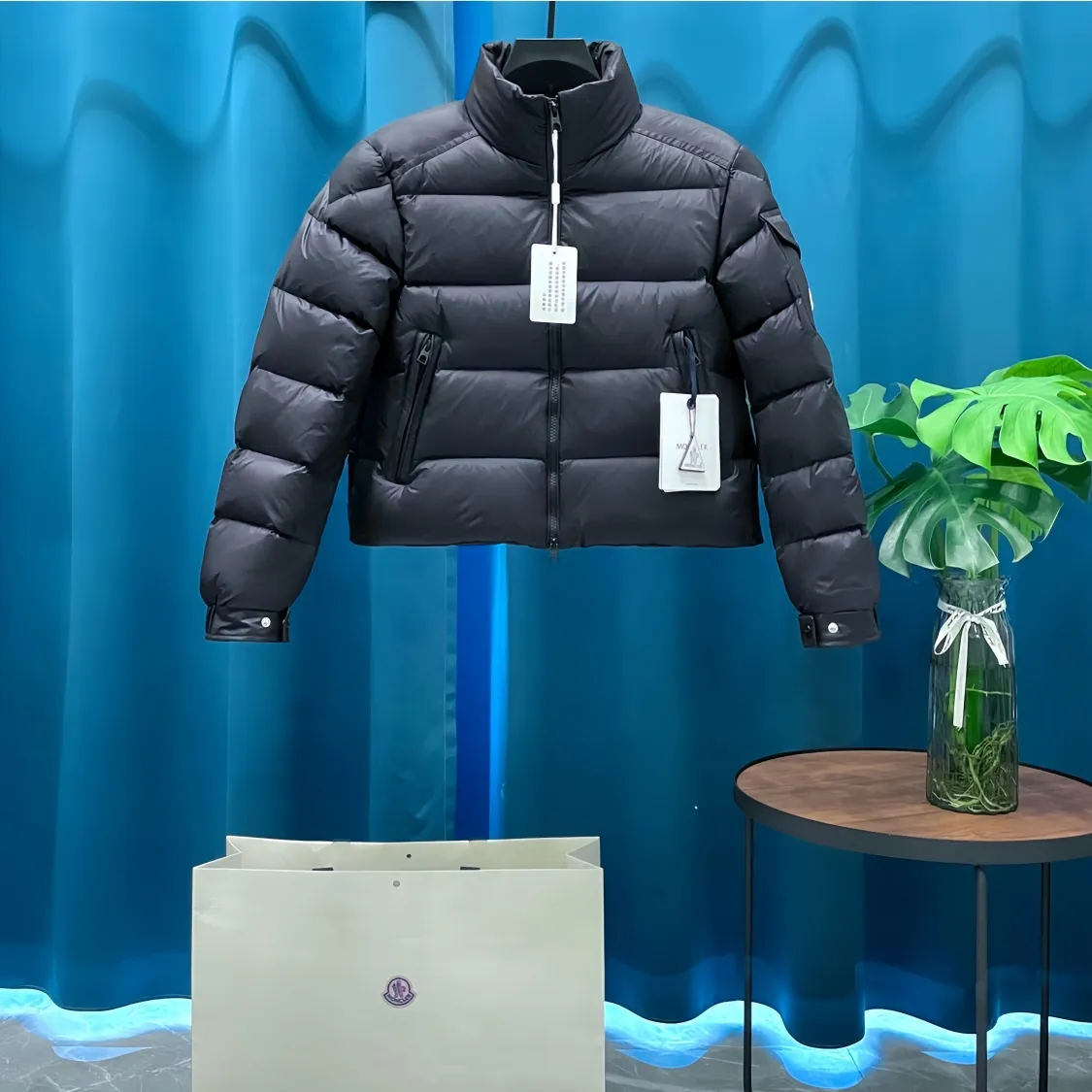 P860 Moncler➡️Ms. Maire Moncler 🦢Short velvet stand collar down jacket There are too many versions on the market, quality and price are proportional. ➖Authentic synchronous anti-counterfeiting chip sensor! ➖National standard white duck down, high version of the classic series, never false goose down and other series of misleading! ➖15D nylon fabric/lining is of the highest standard, never velvet! ➖The original Velcro is durable, and the accessories and hardware are all custom-made from the original factory, 100% restoring the replica quality! ➖The perfect combination of every link ensures the smoothness of every piece of clothing, the Rolls-Royce of down jackets! Size: 1 size, 2 size, 3 size, 4 size