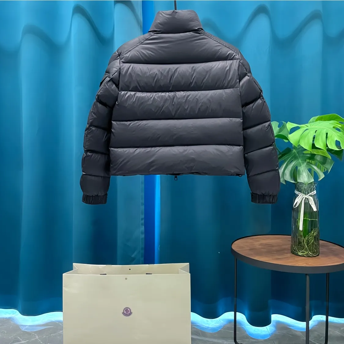 P860 Moncler➡️Ms. Maire Moncler 🦢Short velvet stand collar down jacket There are too many versions on the market, quality and price are proportional. ➖Authentic synchronous anti-counterfeiting chip sensor! ➖National standard white duck down, high version of the classic series, never false goose down and other series of misleading! ➖15D nylon fabric/lining is of the highest standard, never velvet! ➖The original Velcro is durable, and the accessories and hardware are all custom-made from the original factory, 100% restoring the replica quality! ➖The perfect combination of every link ensures the smoothness of every piece of clothing, the Rolls-Royce of down jackets! Size: 1 size, 2 size, 3 size, 4 size