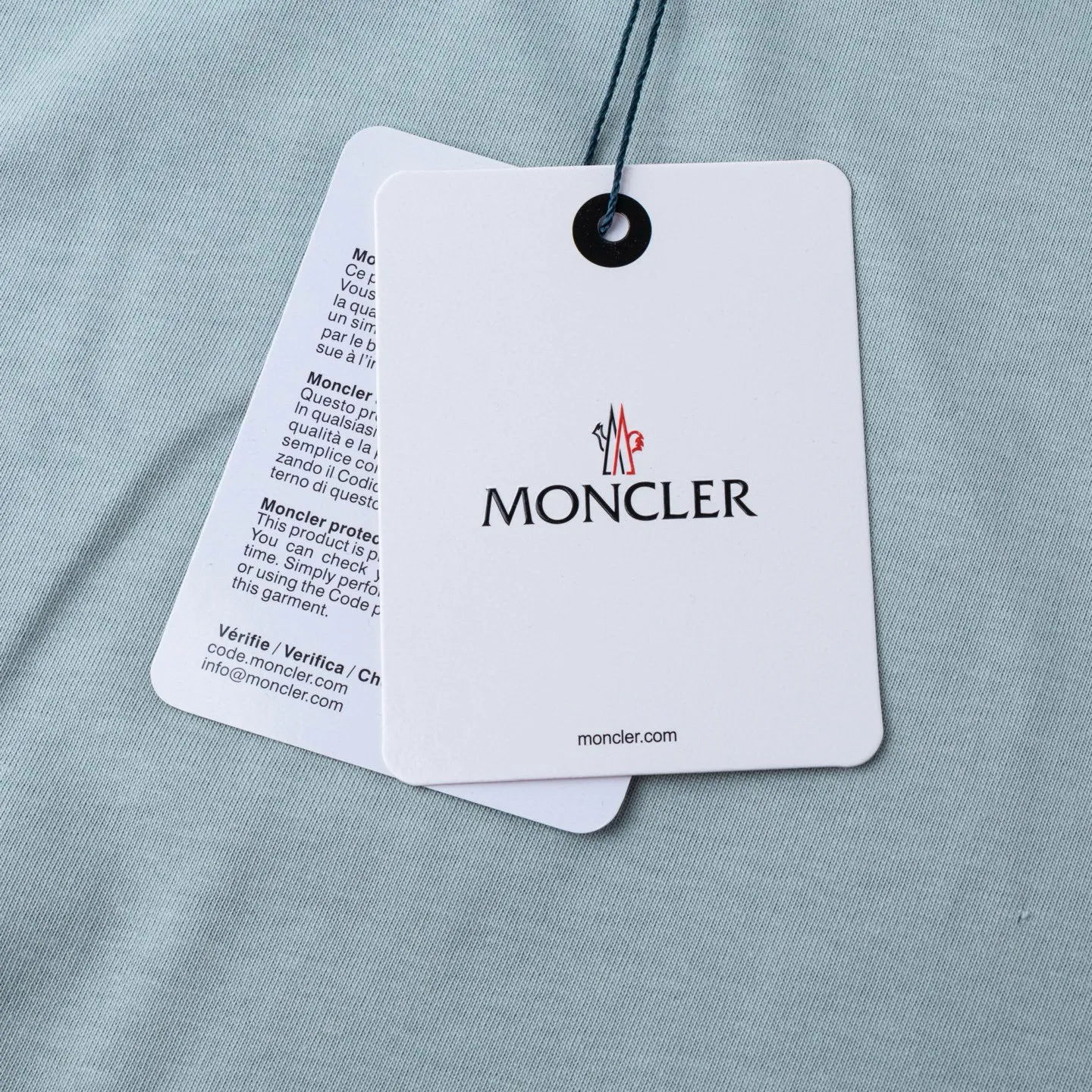 P134 Style No.: 830 〈MONCLER〉The price of the MONCLER is actually quite advantageous. Those who have been to the counters should know that the price of the MONCLER is not much cheaper than Gucci Burberry. It is just relatively low-key and unwilling to hype. It is a picture that you want to buy or not. It has an aloof existence... Exclusively customized 270 grams of 32-count double-yarn smooth cotton. The texture is very soft and comfortable. 100% top-grade fabrics that are different from the market (no shrinkage, no deformation, no pilling) Matched with 320g 1*1 thread (the fabric thread is dyed in the same vat, no color difference, the thread is not easy to deform) Color: black, white, sky blue, pea green Code number: S-XL