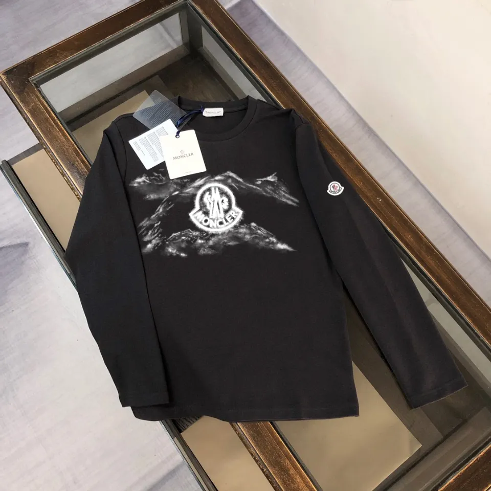 P180, a non-off-the-shelf model, you can trust it. Moncler printed long-sleeved T-shirt, 240g breathable cotton fabric, very soft and comfortable texture, does not shrink, does not deform, does not ball), can be worn alone as a base layer. Original customized accessories, collar label, care mark, hangtag, packaging (perfect details) Color: White Black Size: XS S M L