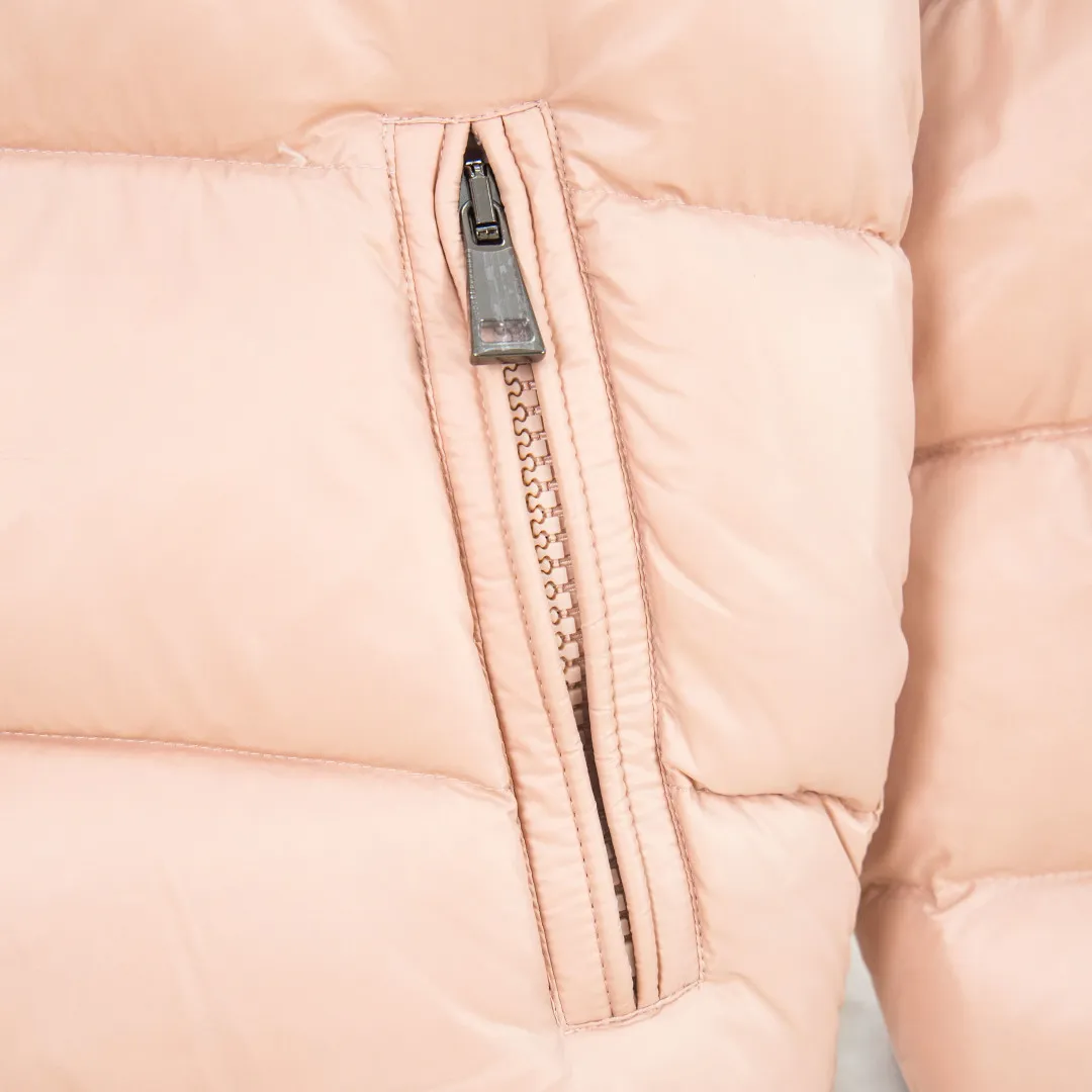 P760 zp version [Exclusive supply] New 24maire down ⬆️Moncler Maire women's short down jacket interprets Mayan classics Fabric: Technical nylon lacquer surface Customer-supplied fabric Highly fluffy and over-standard 90 down filling Maire down jacket is specially designed for those who like well-designed basic items. It is a classic Moncler style and a popular product. Made from iconic patented nylon, the Maire down jacket is a classic Moncler womenswear piece, with a short silhouette and timeless design. Made from patented nylon in a comfortable fit, it features a removable hood and performance details for comfort and warmth. ⚠️Made of patented nylon ⚠️Patented nylon lining ⚠️White goose-filled down ⚠️Detachable hood with snap buttons ⚠️Zip closure Zippered pockets ⚠️Adjustable snap-button sleeves Color: Black White Gray Pink Size: 0 1 2 3 Number: MM10589