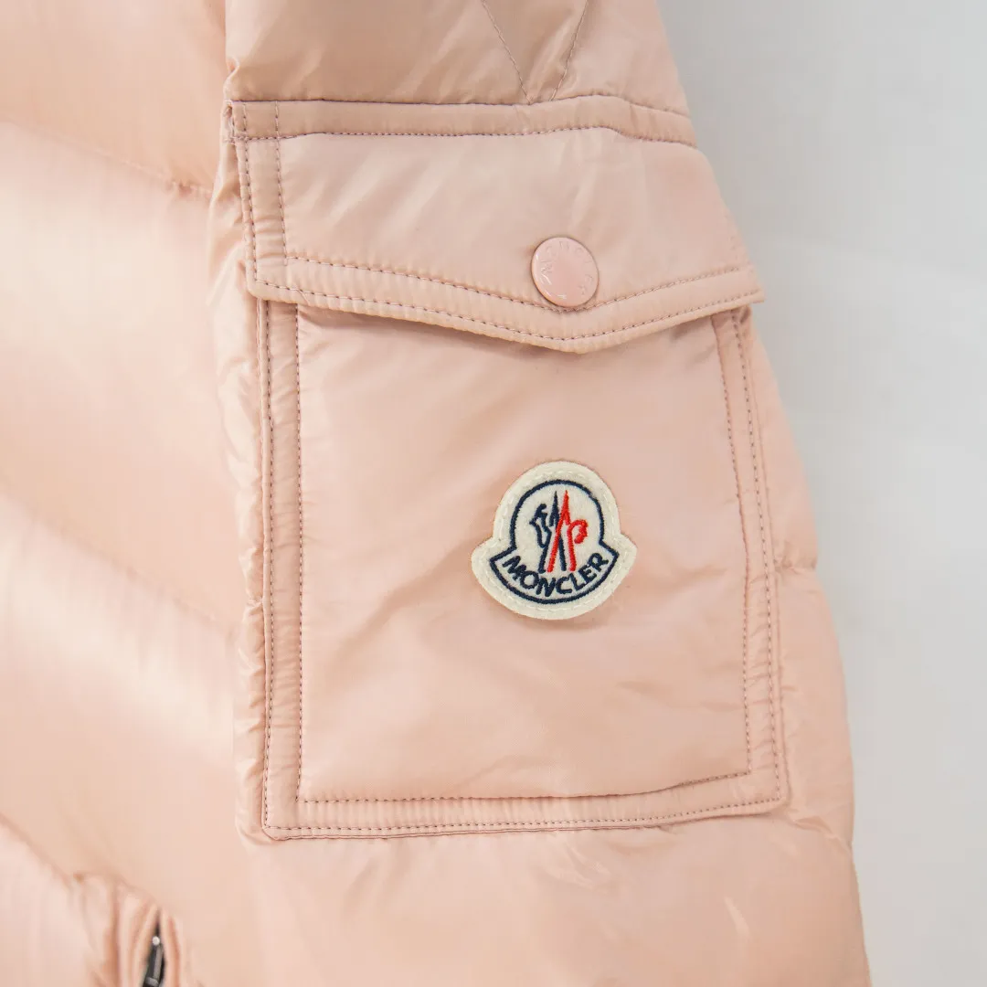 P760 zp version [Exclusive supply] New 24maire down ⬆️Moncler Maire women's short down jacket interprets Mayan classics Fabric: Technical nylon lacquer surface Customer-supplied fabric Highly fluffy and over-standard 90 down filling Maire down jacket is specially designed for those who like well-designed basic items. It is a classic Moncler style and a popular product. Made from iconic patented nylon, the Maire down jacket is a classic Moncler womenswear piece, with a short silhouette and timeless design. Made from patented nylon in a comfortable fit, it features a removable hood and performance details for comfort and warmth. ⚠️Made of patented nylon ⚠️Patented nylon lining ⚠️White goose-filled down ⚠️Detachable hood with snap buttons ⚠️Zip closure Zippered pockets ⚠️Adjustable snap-button sleeves Color: Black White Gray Pink Size: 0 1 2 3 Number: MM10589