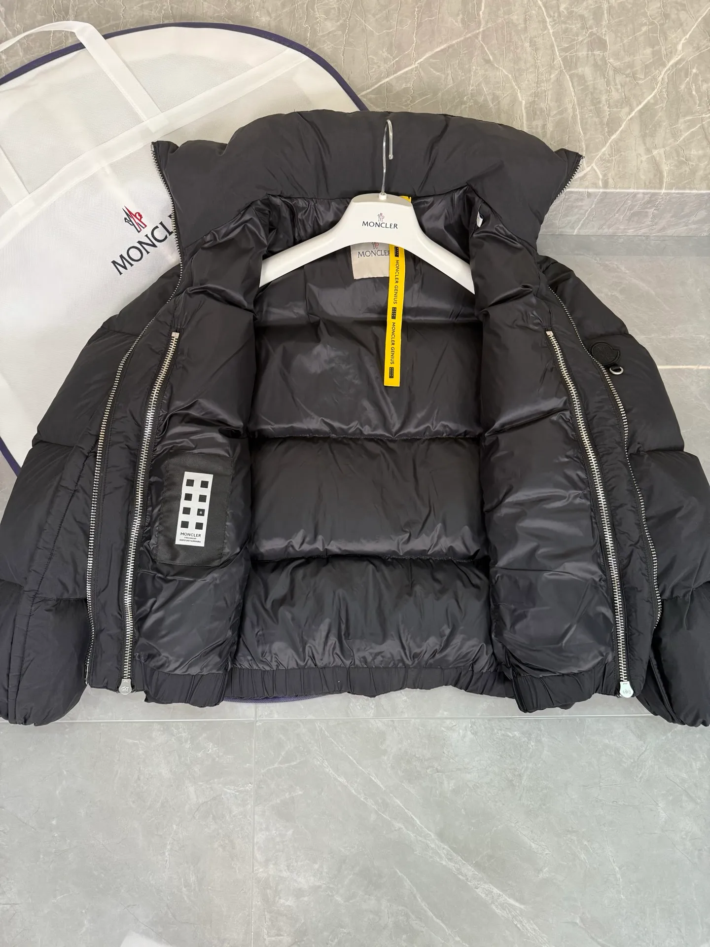P1140 MONCLER GENIUS (Sky City show model) Moncler x Willow Smith YAEL short women's down jacket. Black tile detail