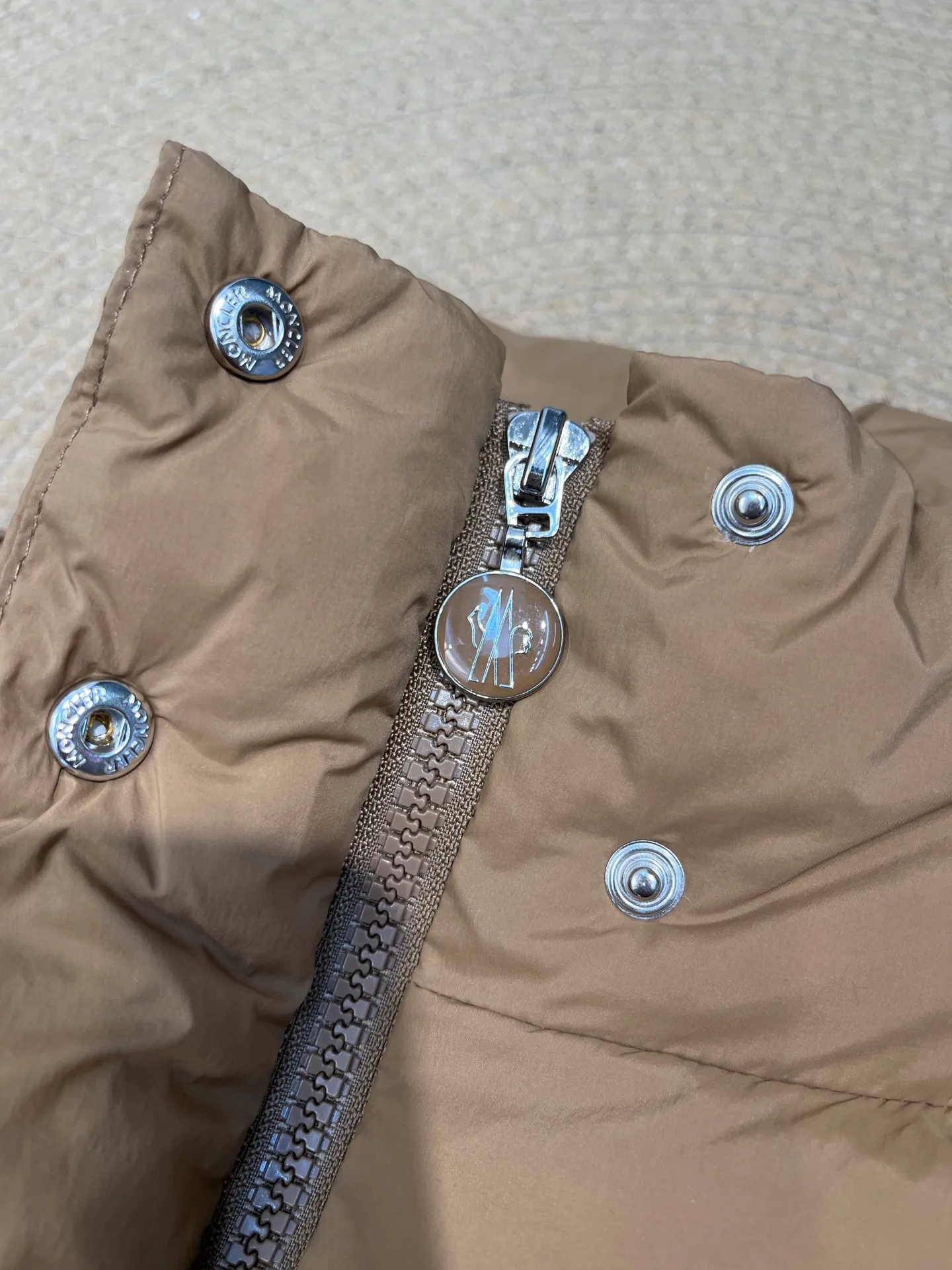 P1040 moncler🌟 Mouth-mounted new autumn and winter down jacket. Original custom-made hardware accessories are all imported and original customization. Welcome to compare. Absolutely high quality. Made of top 90 white goose down. Super soft. Filled with fluffy and full feathers. Super heavy work. Fabric workmanship and perfect pattern. Pay attention to the fabric is super comfortable. Exclusive model. Non-market product. Women's size. Size: 1234