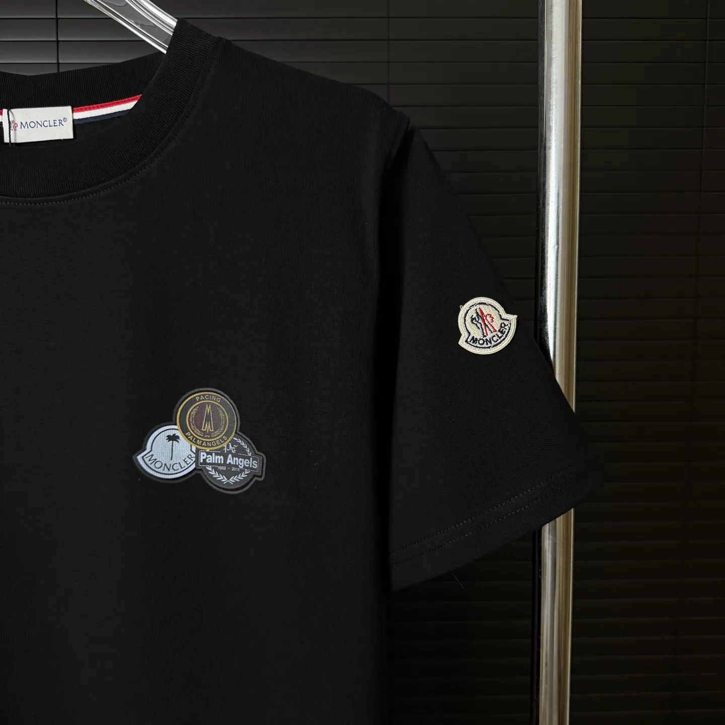 P170 A247 (Long-term replenishment, arrival the next day) MONCLER/Masklet badge letter LOGO round neck short-sleeved T-shirt exclusive first launch high-definition The fabric is made of 300 grams of heavyweight pure cotton, customized with 32 counts of double thread, and washed twice for ready-to-wear. The fabric is comfortable and skin-friendly. It is custom-dyed fabric with high textile density and good drape. It is not easy to deform or shrink. The thick texture and compact spinning process will not affect the breathability of the fabric. The color saturation is very high. Imported Tajima embroidery technology has a good upper body effect. It is a versatile and good-looking short sleeve. The loose version covers the flesh and makes you slim. Size: S~XL Color: white black