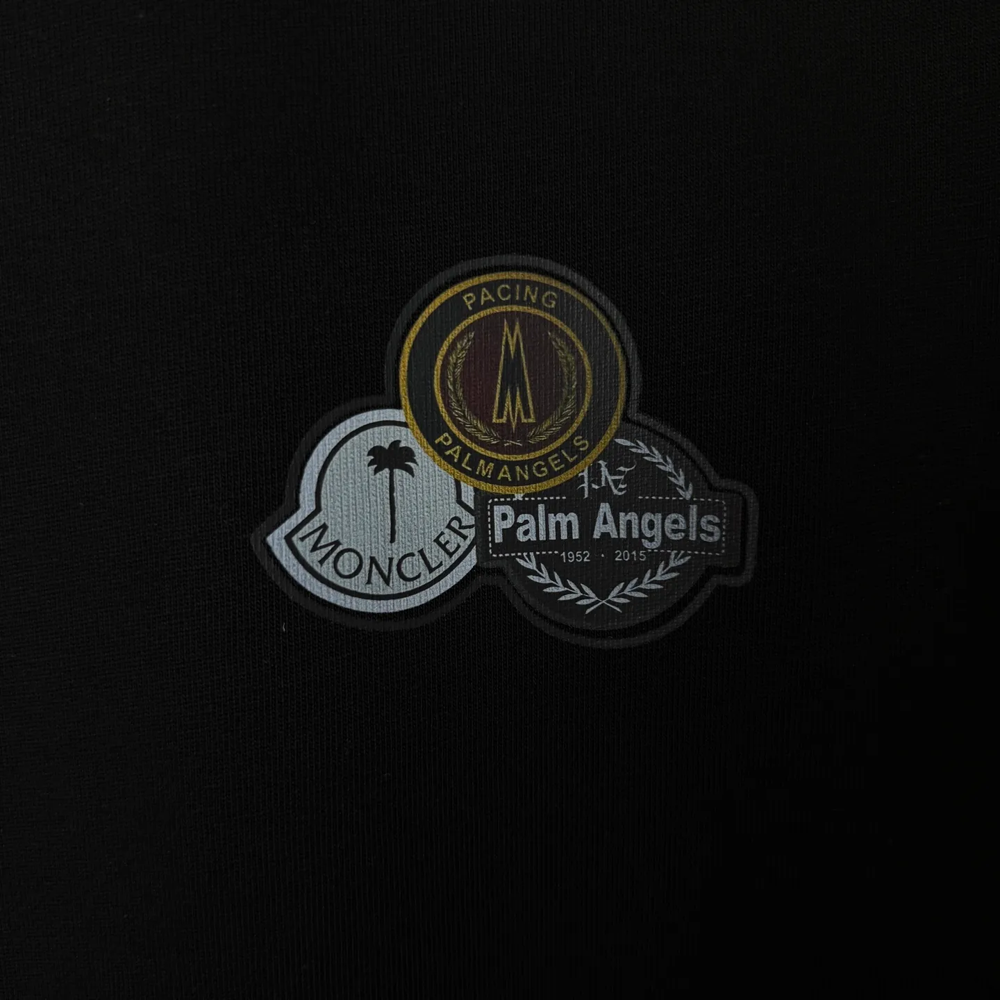 P170 A247 (Long-term replenishment, arrival the next day) MONCLER/Masklet badge letter LOGO round neck short-sleeved T-shirt exclusive first launch high-definition The fabric is made of 300 grams of heavyweight pure cotton, customized with 32 counts of double thread, and washed twice for ready-to-wear. The fabric is comfortable and skin-friendly. It is custom-dyed fabric with high textile density and good drape. It is not easy to deform or shrink. The thick texture and compact spinning process will not affect the breathability of the fabric. The color saturation is very high. Imported Tajima embroidery technology has a good upper body effect. It is a versatile and good-looking short sleeve. The loose version covers the flesh and makes you slim. Size: S~XL Color: white black