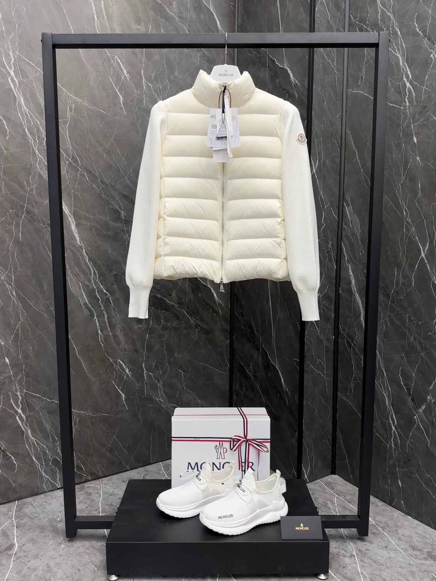 P640 Moncler｜Moncler Mouth Thin Knitted Spliced ​​Stand Collar｜Down Jacket Color: White, Black, Size: S, M, L, Winter inner wear!!! Several sweaters with down are released at this time of year. In fact, the evergreen style of sweaters and down is a basic style. It can be worn alone or layered, which will give it a more layered look!!! The front is down, and the back and two sleeves are made of wool blended fabrics. The soft and delicate knitted feel is not irritating at all! The texture is amazing, the velvet is large, delicate and stemless, and full of fluffiness! It has enough filling, and its thermal insulation performance is not to mention!!! It is windproof and warm, eliminating any possibility of velvet running. It feels silky and smooth, and has very good stiffness. The upper body will not look bloated. It is an evergreen model with a spliced ​​design!