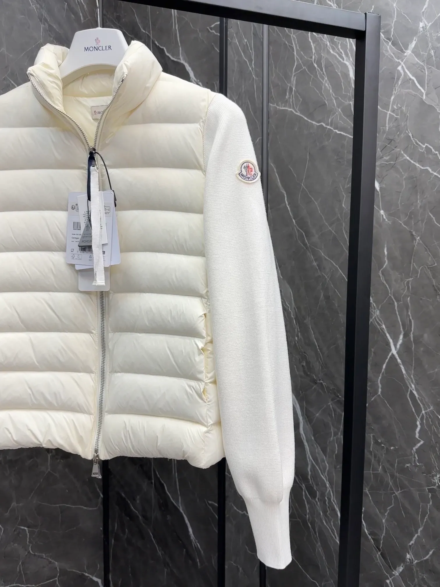 P640 Moncler｜Moncler Mouth Thin Knitted Spliced ​​Stand Collar｜Down Jacket Color: White, Black, Size: S, M, L, Winter inner wear!!! Several sweaters with down are released at this time of year. In fact, the evergreen style of sweaters and down is a basic style. It can be worn alone or layered, which will give it a more layered look!!! The front is down, and the back and two sleeves are made of wool blended fabrics. The soft and delicate knitted feel is not irritating at all! The texture is amazing, the velvet is large, delicate and stemless, and full of fluffiness! It has enough filling, and its thermal insulation performance is not to mention!!! It is windproof and warm, eliminating any possibility of velvet running. It feels silky and smooth, and has very good stiffness. The upper body will not look bloated. It is an evergreen model with a spliced ​​design!