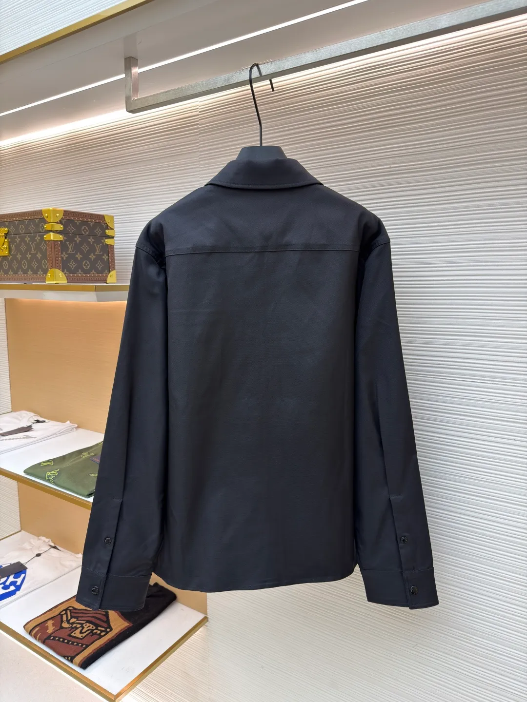 P470 Moncler logo zipper shirt jacket ●Original version: Purchased and developed at 7100 ●Item number: 1681044-B15 ●Fabric: Cotton hidden pattern gabardine fabric ●Technology: Fabric washing ●Version: Fitted version ●Weight: about 610 grams ●Size: S-M-L-XL ●Description: Customized premium cotton hidden pattern gabardine, full of texture, comfortable and skin-friendly, with pure black as the base color Calm, restrained and full of power, the iconic Moncler logo embroidered logo is embellished on it, adding brand recognition. Simple and smooth lines. The zipper opening and closing also follows the principle of minimalism. Use simplicity as the pen and texture as the ink. Use the simplest elements to outline the most touching fashion picture. The imported special machine infrared is used to locate the "Moncler logo embroidery logo". The position is more precise. Firm and strong, template machine opens the bag. Preset templates guide the position, shape and size of the bag opening. The accuracy ensures the quality of the bag opening effect. The fabrics are washed and have a better hand feel. They are not easy to deform, shrink or fade, and maintain long-term beauty. The overall wiring is straight and delicate, the fabric is comfortable and soft, and the color is consistent without color difference. It can be matched with the same style to create a fashionable look and control various occasions. Customized accessories, complete with three standards, same style for men and women!