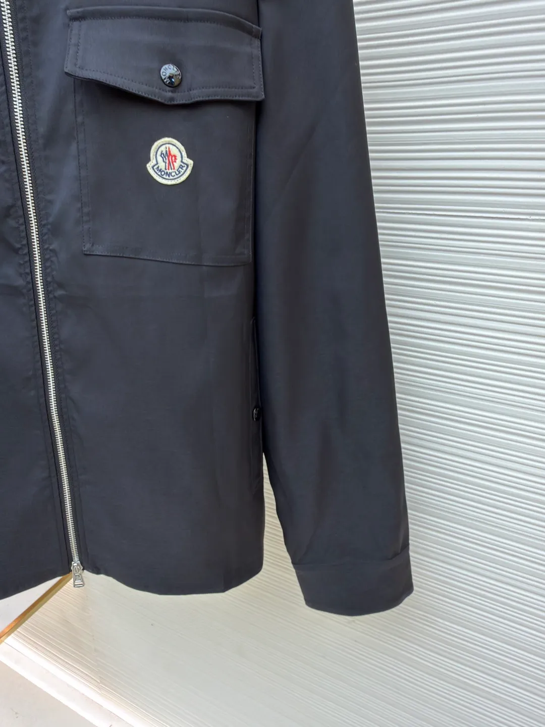 P470 Moncler logo zipper shirt jacket ●Original version: Purchased and developed at 7100 ●Item number: 1681044-B15 ●Fabric: Cotton hidden pattern gabardine fabric ●Technology: Fabric washing ●Version: Fitted version ●Weight: about 610 grams ●Size: S-M-L-XL ●Description: Customized premium cotton hidden pattern gabardine, full of texture, comfortable and skin-friendly, with pure black as the base color Calm, restrained and full of power, the iconic Moncler logo embroidered logo is embellished on it, adding brand recognition. Simple and smooth lines. The zipper opening and closing also follows the principle of minimalism. Use simplicity as the pen and texture as the ink. Use the simplest elements to outline the most touching fashion picture. The imported special machine infrared is used to locate the "Moncler logo embroidery logo". The position is more precise. Firm and strong, template machine opens the bag. Preset templates guide the position, shape and size of the bag opening. The accuracy ensures the quality of the bag opening effect. The fabrics are washed and have a better hand feel. They are not easy to deform, shrink or fade, and maintain long-term beauty. The overall wiring is straight and delicate, the fabric is comfortable and soft, and the color is consistent without color difference. It can be matched with the same style to create a fashionable look and control various occasions. Customized accessories, complete with three standards, same style for men and women!