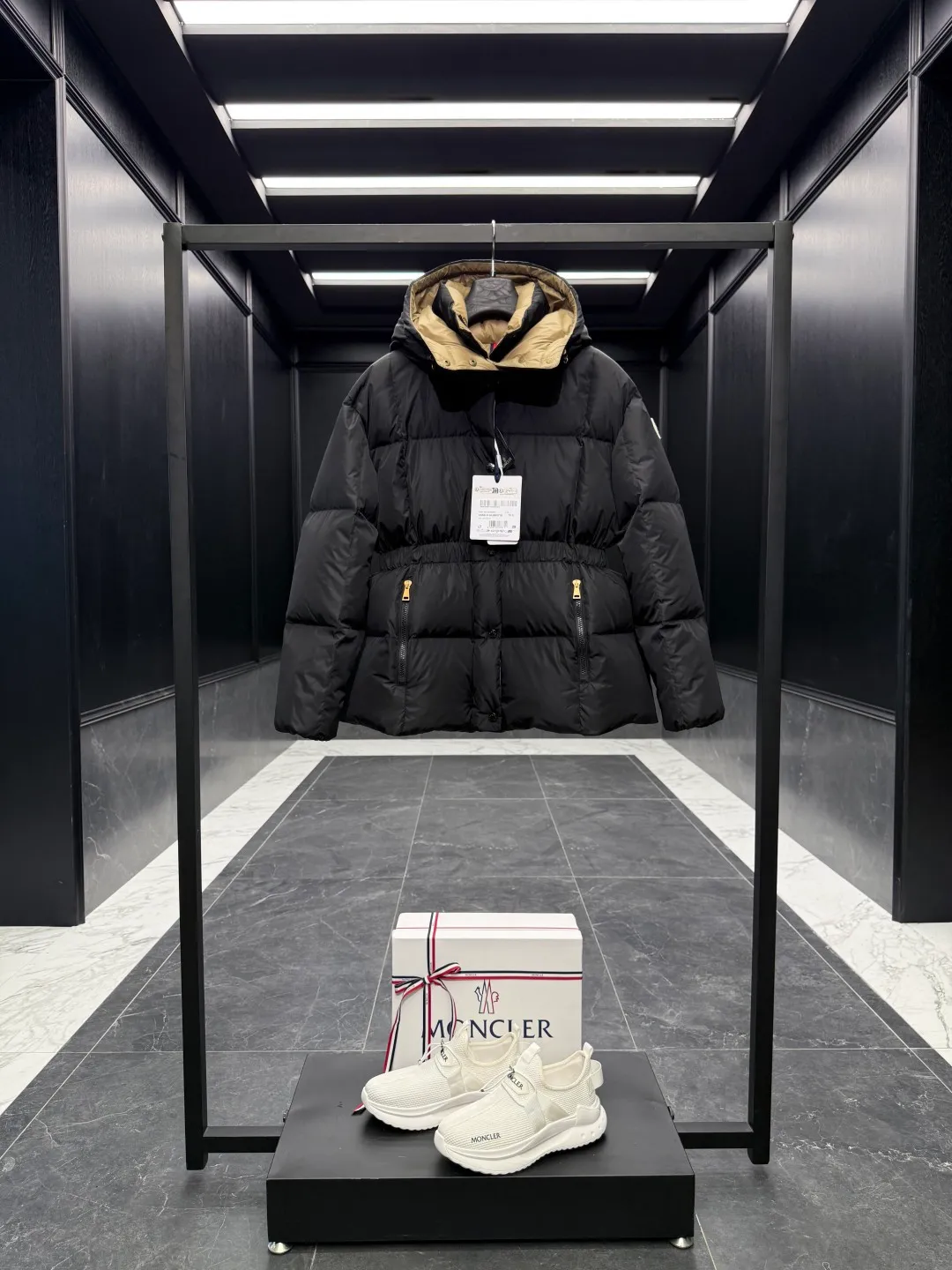 P860 ⬆️Moncler Agneux (waisted black gold) women's square quilted hooded short down jacket. Compare at will on the entire website. Arrange orders for shipment. Small sizes come out first. ⚠️Buy original and develop. Hardware pattern making countless times. All the hardware on the market is made wrong after looking at the pictures and patterns. The zipper hardware and buttons are completely two colors and two different materials. Original replacement fabric ➕Original matching hardware. I won’t go into details about the hardware. The single material will be out of stock for a few days. The barcode model number corresponds to the official website. The tag has built-in NFC inductor anti-counterfeiting. Supports multiple anti-counterfeiting verifications. 🎁The factory comes standard with a full set of counter gift box packaging. (original machine box, original shopping bag, original dust-proof grass, original hanger, original thank you card, original ribbon, upgraded original oversized magnetic gift box.) The Agneux women's short down jacket combines geometric quilting and silky texture to create a basic and exquisite piece suitable for cold weather.  Product Details: The Agneux down jacket combines protective fabrics with exquisite textures. Short fit in functional nylon with a glossy satin finish. Paired with a nipped-in waist design, it outlines a feminine silhouette.