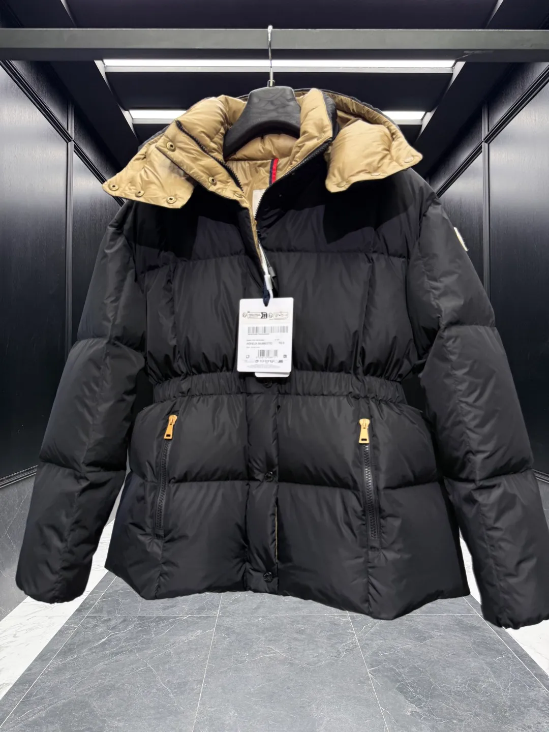 P860 ⬆️Moncler Agneux (waisted black gold) women's square quilted hooded short down jacket. Compare at will on the entire website. Arrange orders for shipment. Small sizes come out first. ⚠️Buy original and develop. Hardware pattern making countless times. All the hardware on the market is made wrong after looking at the pictures and patterns. The zipper hardware and buttons are completely two colors and two different materials. Original replacement fabric ➕Original matching hardware. I won’t go into details about the hardware. The single material will be out of stock for a few days. The barcode model number corresponds to the official website. The tag has built-in NFC inductor anti-counterfeiting. Supports multiple anti-counterfeiting verifications. 🎁The factory comes standard with a full set of counter gift box packaging. (original machine box, original shopping bag, original dust-proof grass, original hanger, original thank you card, original ribbon, upgraded original oversized magnetic gift box.) The Agneux women's short down jacket combines geometric quilting and silky texture to create a basic and exquisite piece suitable for cold weather.  Product Details: The Agneux down jacket combines protective fabrics with exquisite textures. Short fit in functional nylon with a glossy satin finish. Paired with a nipped-in waist design, it outlines a feminine silhouette.