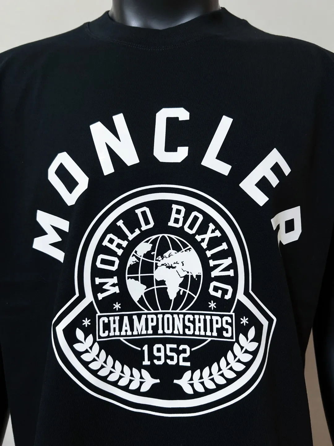P180 MONCLER is new, 2025fw official synchronized 1952 wheat ear logo large logo printed long-sleeved T-shirt, the details match the official version, and the logo size is strictly controlled , standard size, details are in sync with the official version; 280g double yarn 100% cotton fabric is selected, imported woven thread, the neckline is boned to prevent deformation, washed at high temperature at the factory, the fabric is soft and breathable, does not shrink and prevent deformation, NCF washed mark identification, details are in place and the upper body is good-looking, European size version, loose and suitable, the same color as the official website: black, size XS-L (L size can wear 200 pounds)