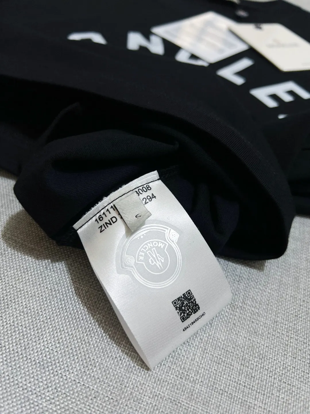 P180 MONCLER is new, 2025fw official synchronized 1952 wheat ear logo large logo printed long-sleeved T-shirt, the details match the official version, and the logo size is strictly controlled , standard size, details are in sync with the official version; 280g double yarn 100% cotton fabric is selected, imported woven thread, the neckline is boned to prevent deformation, washed at high temperature at the factory, the fabric is soft and breathable, does not shrink and prevent deformation, NCF washed mark identification, details are in place and the upper body is good-looking, European size version, loose and suitable, the same color as the official website: black, size XS-L (L size can wear 200 pounds)