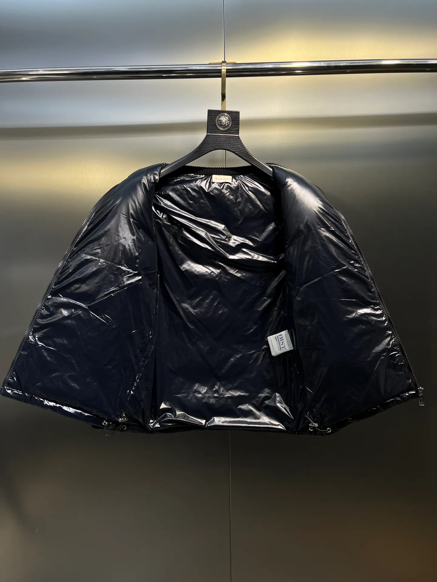 P700 Moncler cardigan tricot🌟 Men's lightweight padded wool down. This men's down is made of soft wool blend fabric and can be worn in milder weather. This padded wool silhouette's timeless silhouette is complemented by a modern quilted pattern. The silhouette features a timeless design and is filled with warm down, making it ideal for milder seasons. Details Made of wool blend and nylon extra léger Down filling, zip closure, zip pockets, logo patch size: m-xzl