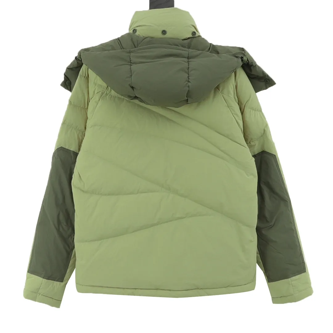 P1280 MONCLER GENIUSx Fei Dong joint model FW23 spliced ​​waterproof nylon stitched hooded short down jacket 90 white duck down The green design is inspired by the future earth. The joint series launched by Williams and Moncler sets its sights on the surreal outdoor style, creating a wonderland inspired by fashion camping. The entire series integrates Fei Dong's design style and interprets the art of the earth. SIZE:1-5