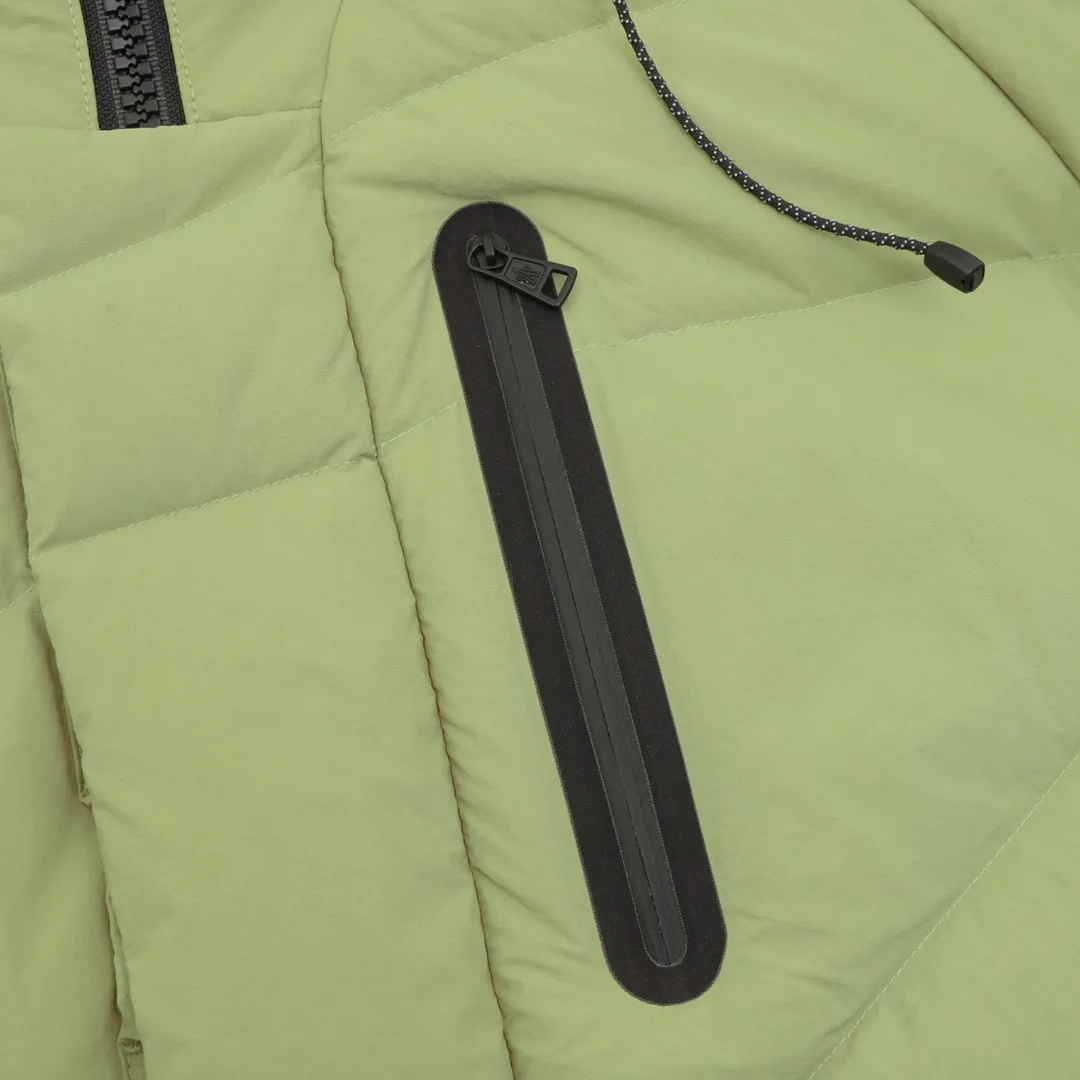 P1280 MONCLER GENIUSx Fei Dong joint model FW23 spliced ​​waterproof nylon stitched hooded short down jacket 90 white duck down The green design is inspired by the future earth. The joint series launched by Williams and Moncler sets its sights on the surreal outdoor style, creating a wonderland inspired by fashion camping. The entire series integrates Fei Dong's design style and interprets the art of the earth. SIZE:1-5