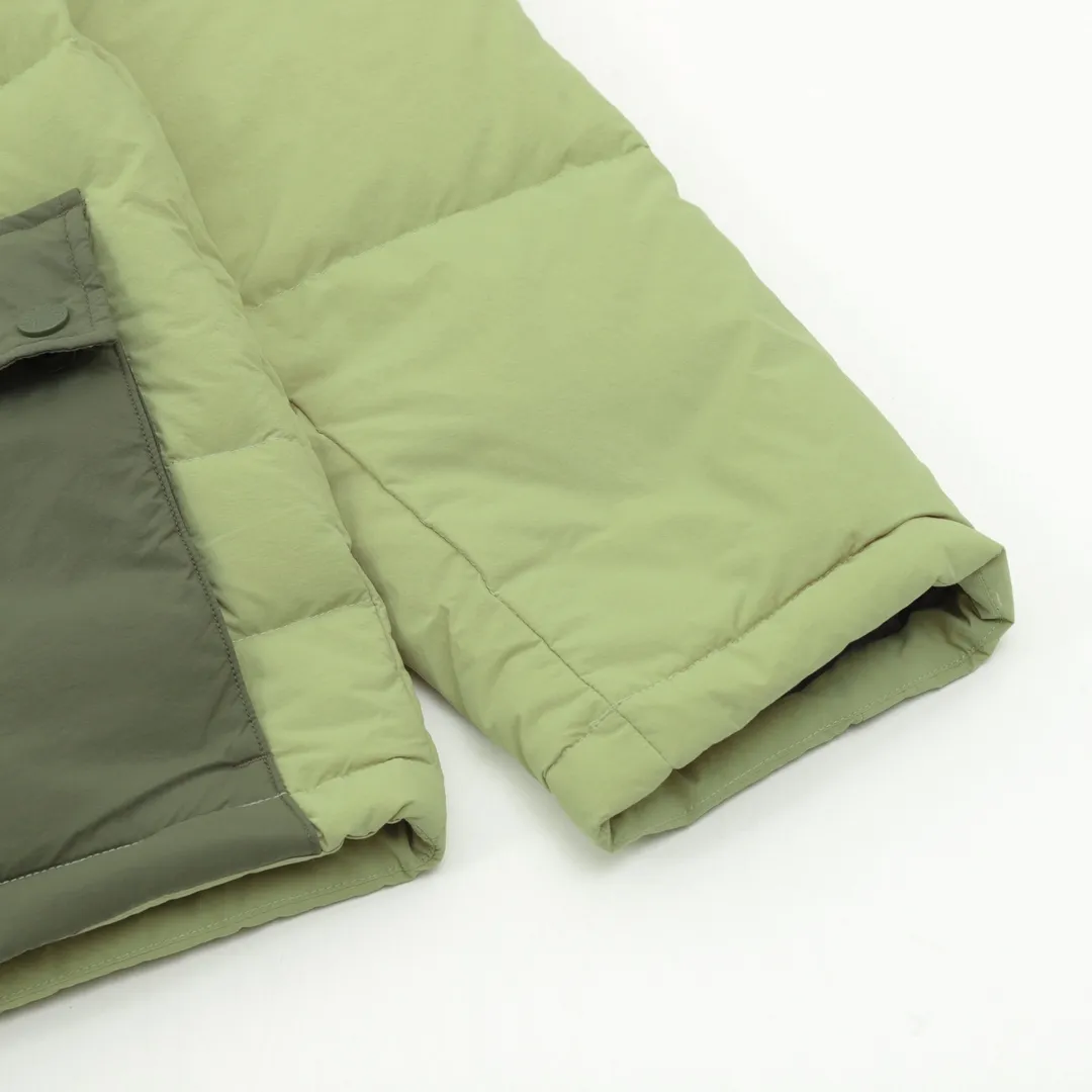 P1280 MONCLER GENIUSx Fei Dong joint model FW23 spliced ​​waterproof nylon stitched hooded short down jacket 90 white duck down The green design is inspired by the future earth. The joint series launched by Williams and Moncler sets its sights on the surreal outdoor style, creating a wonderland inspired by fashion camping. The entire series integrates Fei Dong's design style and interprets the art of the earth. SIZE:1-5
