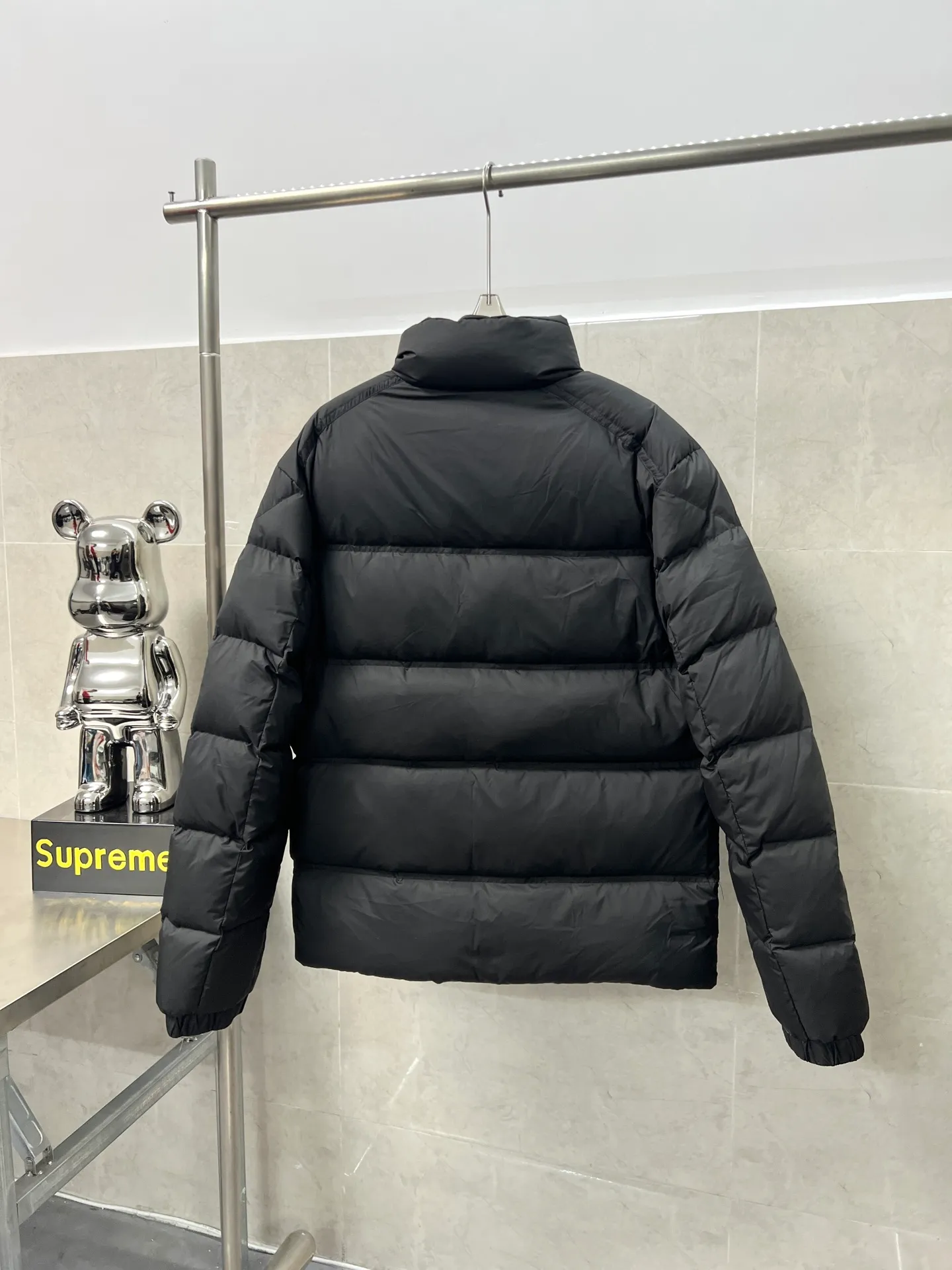 P980 Moncler Bouvaque short zipper stand collar long-sleeved jacket, the stand collar design is simple and elegant, the red and black stripe decoration on the chest adds a sense of fashion, and the full down filling ensures excellent warmth. 90% white duck down filling, top quality, classic tailoring. The upper body is full of street style; all the latest version of hardware accessories are custom molded to restore the original shape. The upper body silhouette is excellent, and the three labels are complete! GW will update at the same time. Color: white and black. Size: 1-5