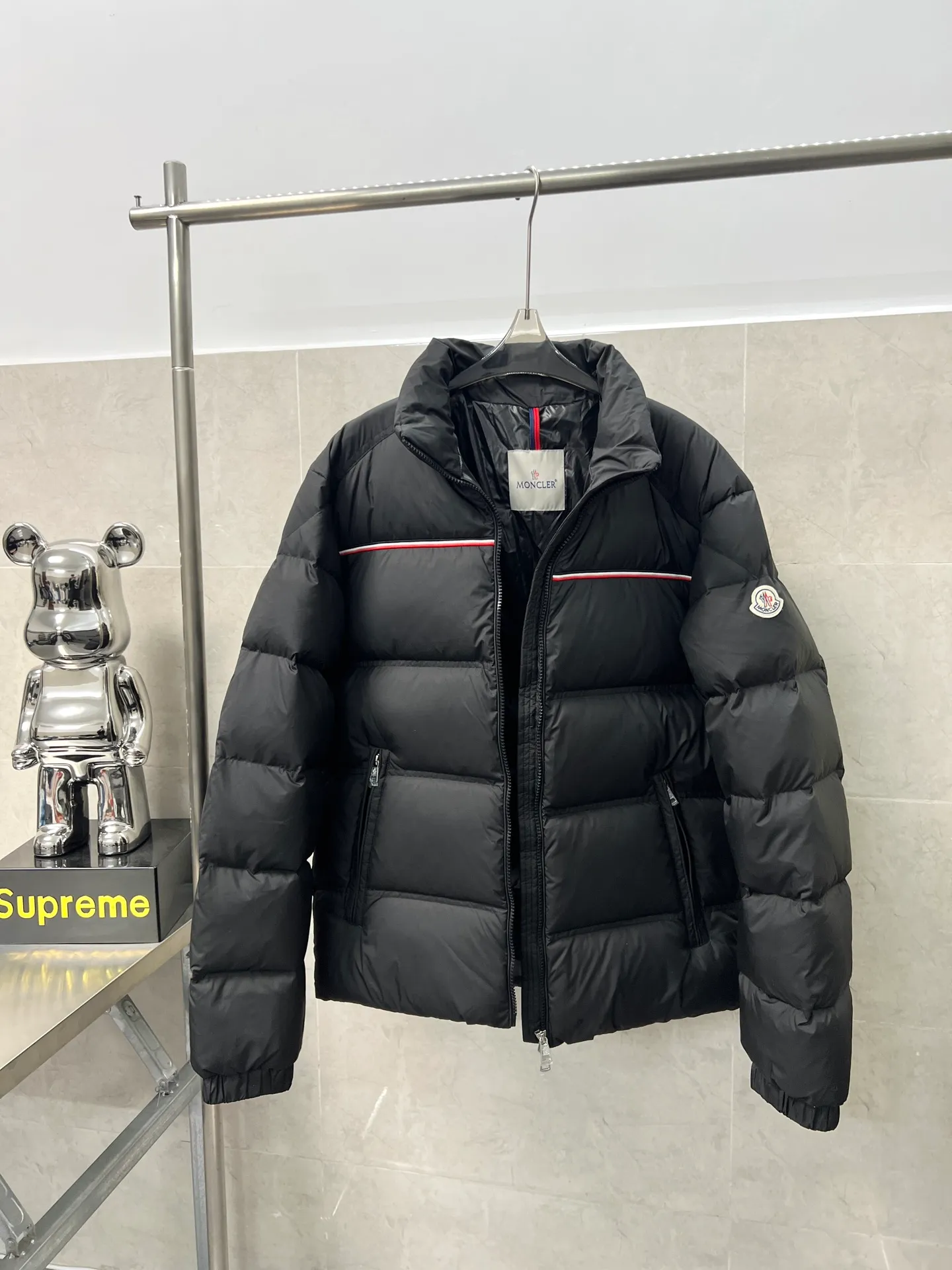 P980 Moncler Bouvaque short zipper stand collar long-sleeved jacket, the stand collar design is simple and elegant, the red and black stripe decoration on the chest adds a sense of fashion, and the full down filling ensures excellent warmth. 90% white duck down filling, top quality, classic tailoring. The upper body is full of street style; all the latest version of hardware accessories are custom molded to restore the original shape. The upper body silhouette is excellent, and the three labels are complete! GW will update at the same time. Color: white and black. Size: 1-5