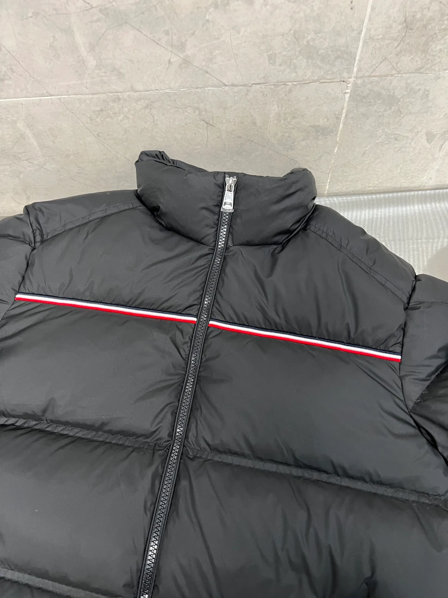 P980 Moncler Bouvaque short zipper stand collar long-sleeved jacket, the stand collar design is simple and elegant, the red and black stripe decoration on the chest adds a sense of fashion, and the full down filling ensures excellent warmth. 90% white duck down filling, top quality, classic tailoring. The upper body is full of street style; all the latest version of hardware accessories are custom molded to restore the original shape. The upper body silhouette is excellent, and the three labels are complete! GW will update at the same time. Color: white and black. Size: 1-5