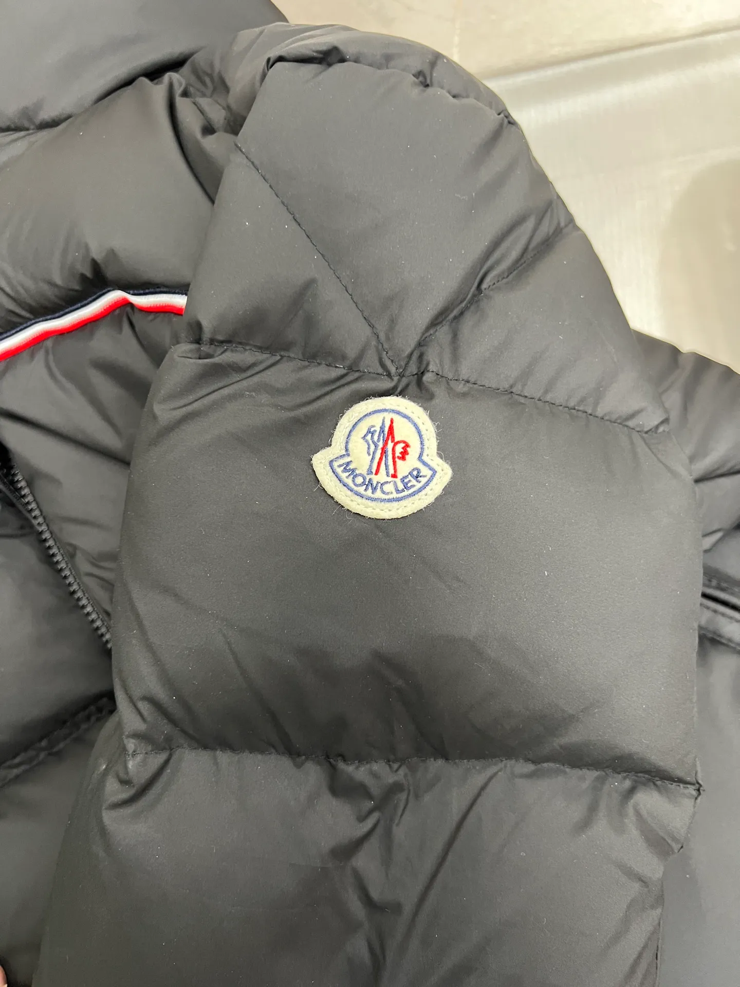 P980 Moncler Bouvaque short zipper stand collar long-sleeved jacket, the stand collar design is simple and elegant, the red and black stripe decoration on the chest adds a sense of fashion, and the full down filling ensures excellent warmth. 90% white duck down filling, top quality, classic tailoring. The upper body is full of street style; all the latest version of hardware accessories are custom molded to restore the original shape. The upper body silhouette is excellent, and the three labels are complete! GW will update at the same time. Color: white and black. Size: 1-5