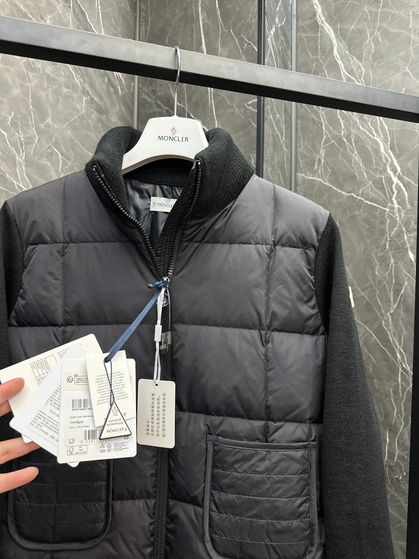 P600 New in Down ⬆️Moncler women’s padded wool zipper cardigan. This women’s wool cardigan is filled with down and can be styled in a variety of ways depending on the weather. (⚠️ Made of real wool, it will be slightly prickly when worn close to the body. It is recommended to match it with an inner layer. Fairies who are more concerned about it should not place an order.) This cardigan is made of wool and is filled with down on the front, back and collar. Lightweight knitted piece with a high collar and zip style. Details •Made from fine merino wool •Longue saison lining •Down filling at front, back and collar •Punto Milano stitching •14 stitches •Zip closure •Patch pockets •Drawstring hem Size: 1-4 Off-White Black L258031