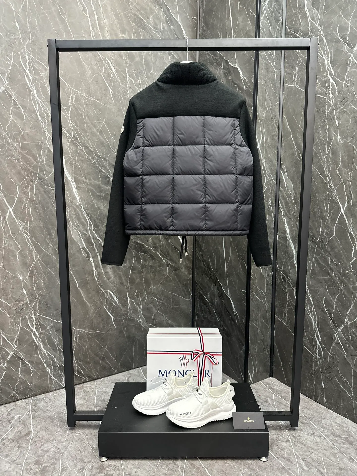 P600 New in Down ⬆️Moncler women’s padded wool zipper cardigan. This women’s wool cardigan is filled with down and can be styled in a variety of ways depending on the weather. (⚠️ Made of real wool, it will be slightly prickly when worn close to the body. It is recommended to match it with an inner layer. Fairies who are more concerned about it should not place an order.) This cardigan is made of wool and is filled with down on the front, back and collar. Lightweight knitted piece with a high collar and zip style. Details •Made from fine merino wool •Longue saison lining •Down filling at front, back and collar •Punto Milano stitching •14 stitches •Zip closure •Patch pockets •Drawstring hem Size: 1-4 Off-White Black L258031