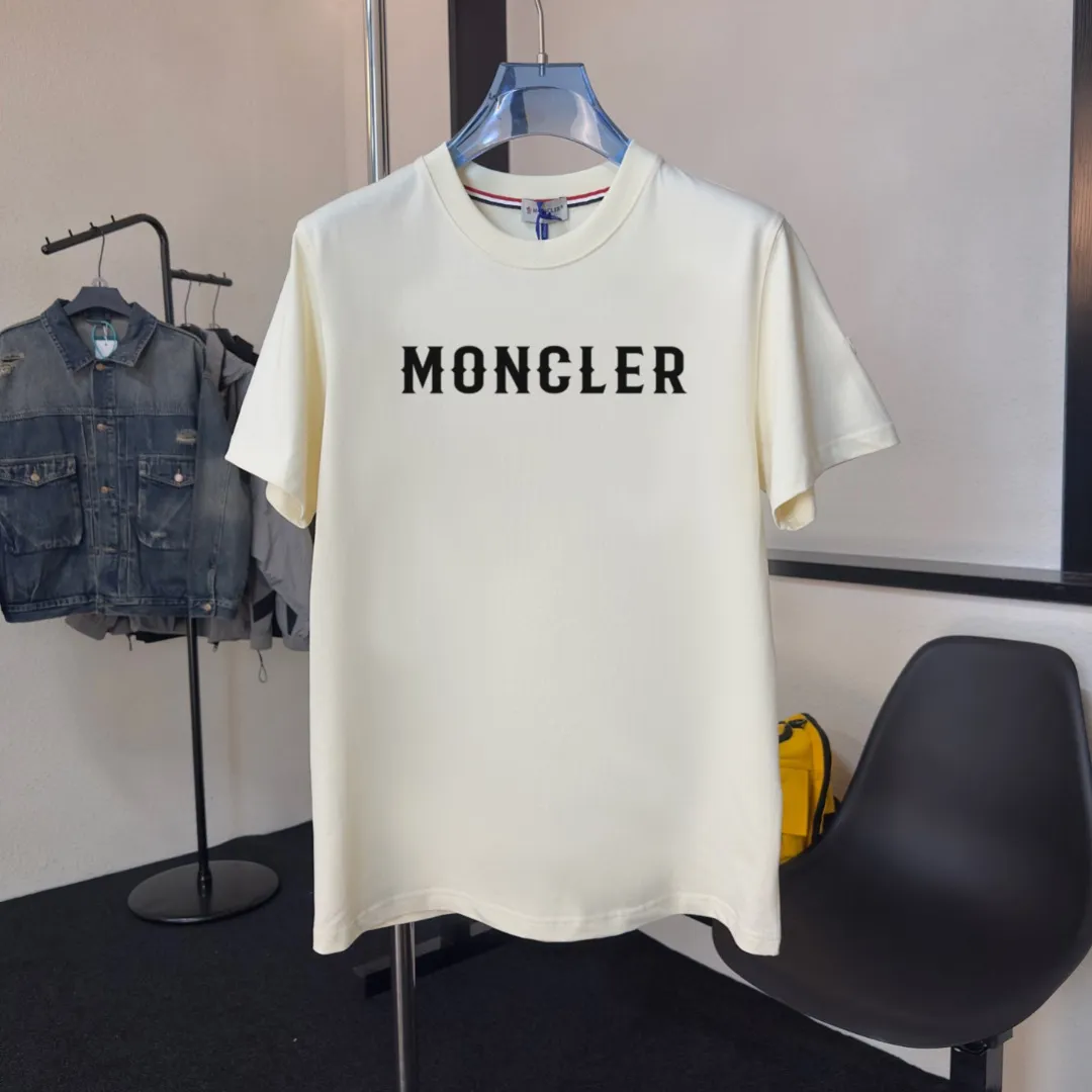 P140 Upgraded version "Mobile phone smart sensor ~ NFC chip armband ~ Direct access to the official website for anti-counterfeiting" "Moncler ~ Mouth Mouth" 2025 new high-quality round neck short-sleeved T-shirt. The cuffs have imported embroidered labels. Customized dyeing, very comfortable to touch. Super versatile and good-looking short-sleeved. Complete with three labels. Non-market ordinary version. Feel free to compare. Quality is absolutely guaranteed! ‼ First of all, this original fabric is all custom-woven with 32-count double yarn fabric, 250G, and the weight is the same‼ Fine workmanship, double waistcoat method, double waistcoat method, double waistcoat method makes the whole dress more three-dimensional, which is not a craft that ordinary T-shirts can achieve🤪 Size: S-M-L-XL-2XL Color: black, white, apricot, same style for men and women