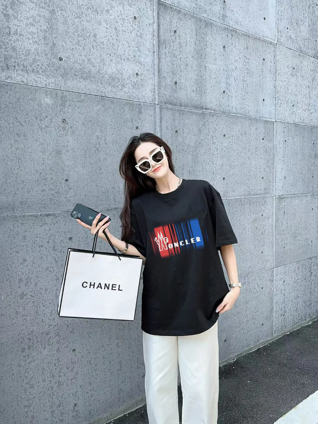 P140 🔥 [MONCLER] 2025FW short-sleeved T-shirt with badge + LOGO, high-end 26s double yarn 300g fabric, heavy fabric, custom stretcher rib, same vat and dye, complete three standards, same style for men and women, color: black, white, size: S M L XL 2XL