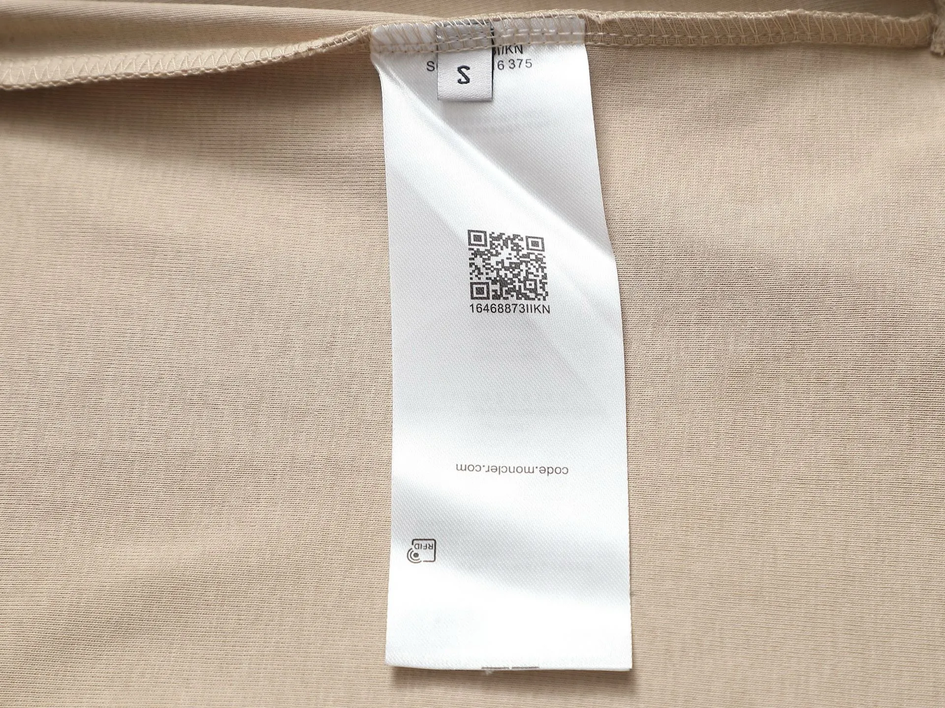 P180 MONCLER Mouth Mouth Minimalist Classic Badge Logo Exquisitely Upgraded, Inspired by the 1980s Retro Original Fabric Official Same Style Bottoming Shirt Customized 340g vat-dyed fabric Very comfortable to the touch Synchronized with spring and summer brick cabinets Fashionable and individual Super versatile and good-looking Suitable for both men and women A must-have for everyone Hang tag Collar label Washed wheat Complete with three labels Color: White Black Green Khaki Size: SMLXL
