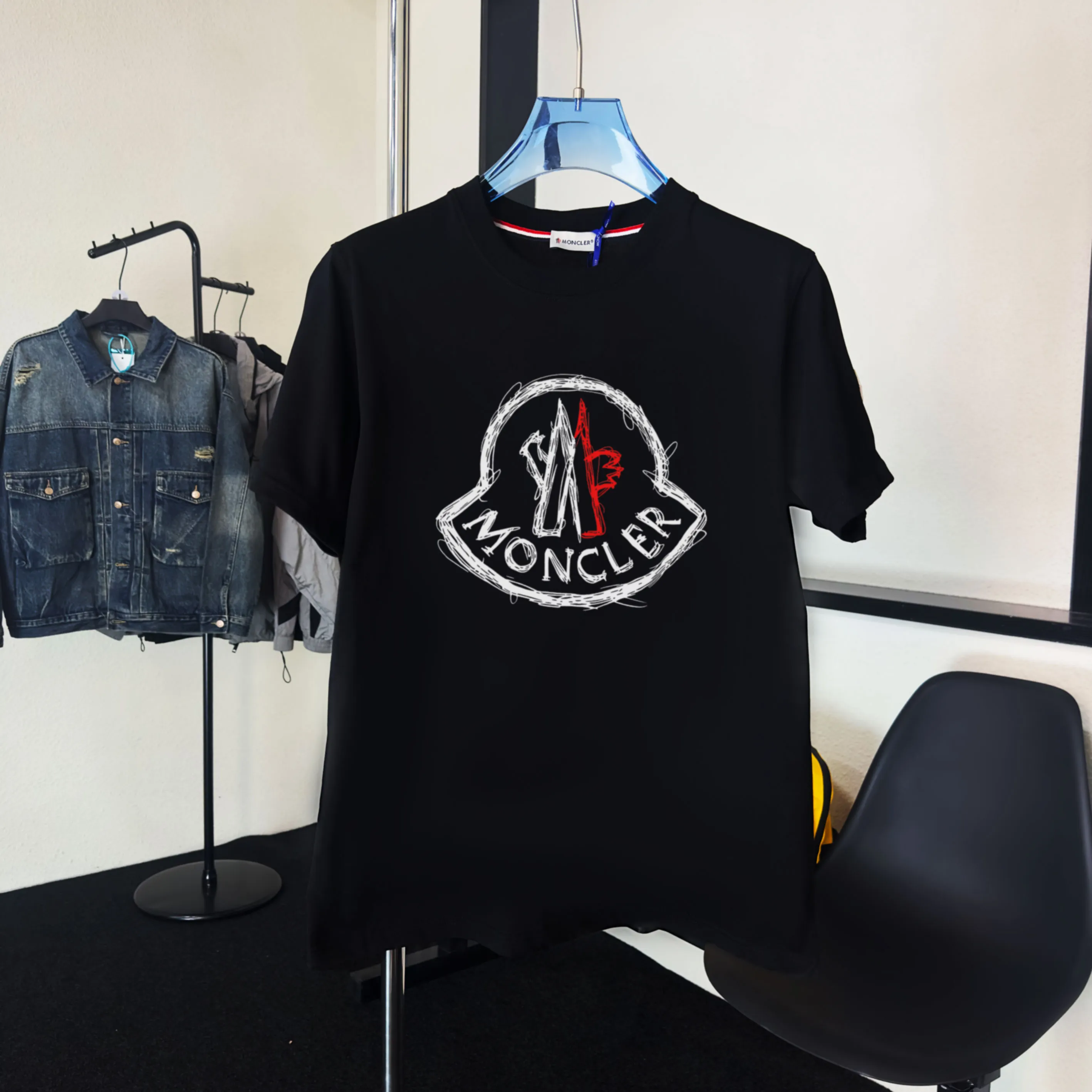 P140 💰Upgraded version "Mobile phone smart sensor ~ NFC chip armband ~ direct access to the official website for anti-counterfeiting" "Moncler ~ Mouth Mouth" 2025 new high-quality round neck short-sleeved T-shirt. The cuffs have imported embroidered labels. Customized dyeing, very comfortable to touch. Super versatile and good-looking short-sleeved. Complete with three labels. Non-market ordinary version. Feel free to compare. Quality is absolutely guaranteed! ‼ First of all, this original fabric is all custom-woven with 32-count double yarn fabric, 250G, and the weight is the same‼ Fine workmanship, double waistcoat method, double waistcoat method, double waistcoat method makes the whole dress more three-dimensional, which is not a craft that ordinary T-shirts can achieve🤪 Size: S-M-L-XL-2XL Color: black, white, apricot, same style for men and women