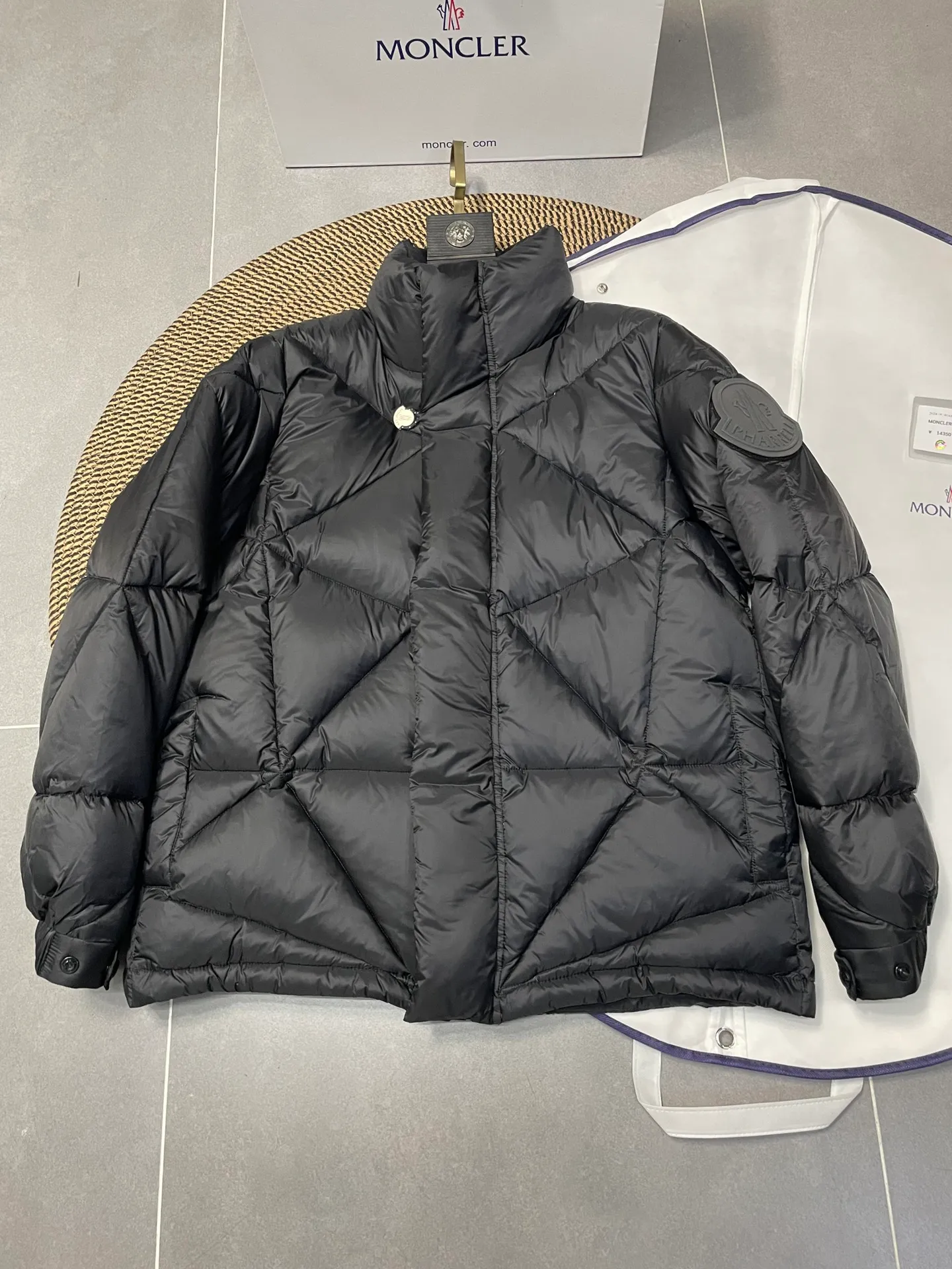 P800 Fei Dong collaborates with Moncler. Moncler once again joins hands with Pharrell Williams to create a joint series. The top 90 white duck I chose this time is the Moncler Genius product line. This Oak jacket is made of technical nylon, equipped with snap pockets and down padding to create the best warmth. The unique triangular car line will create a more artistic visual effect as a whole. The solid color dress is only decorated with LOGO on the chest and arms, which will not be too public while retaining the joint identity. It is also very versatile when paired together. This design technique has also appeared many times in Fei Dong’s joint brands, which is quite recognizable. Size: 1-5